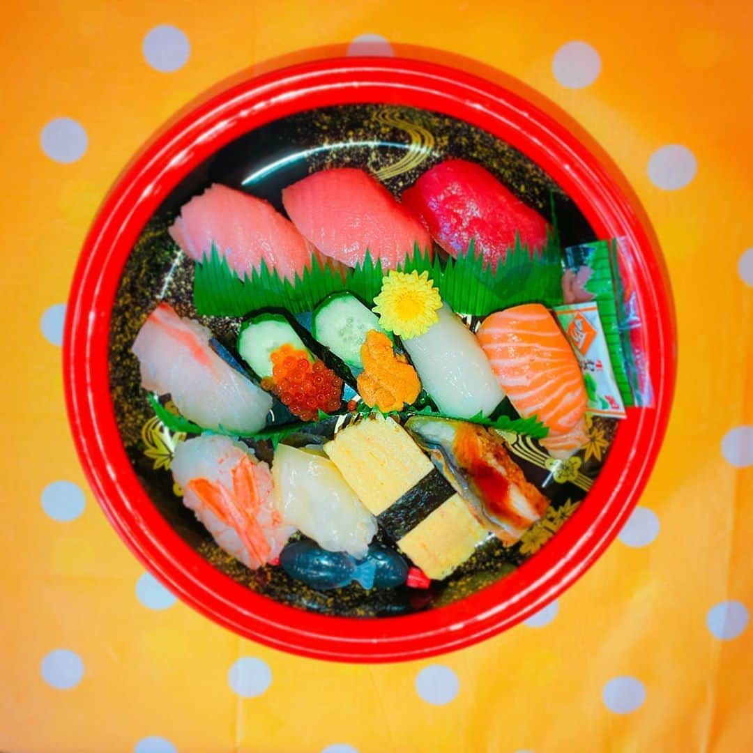 のインスタグラム：「東洋の思い出シリーズ✨ いただいたおしゅし🍣 まぐろが冷凍してない生だった🥰 大阪ってお魚もおいしいのですね🥺 ごちそうさまでした🙏😋」