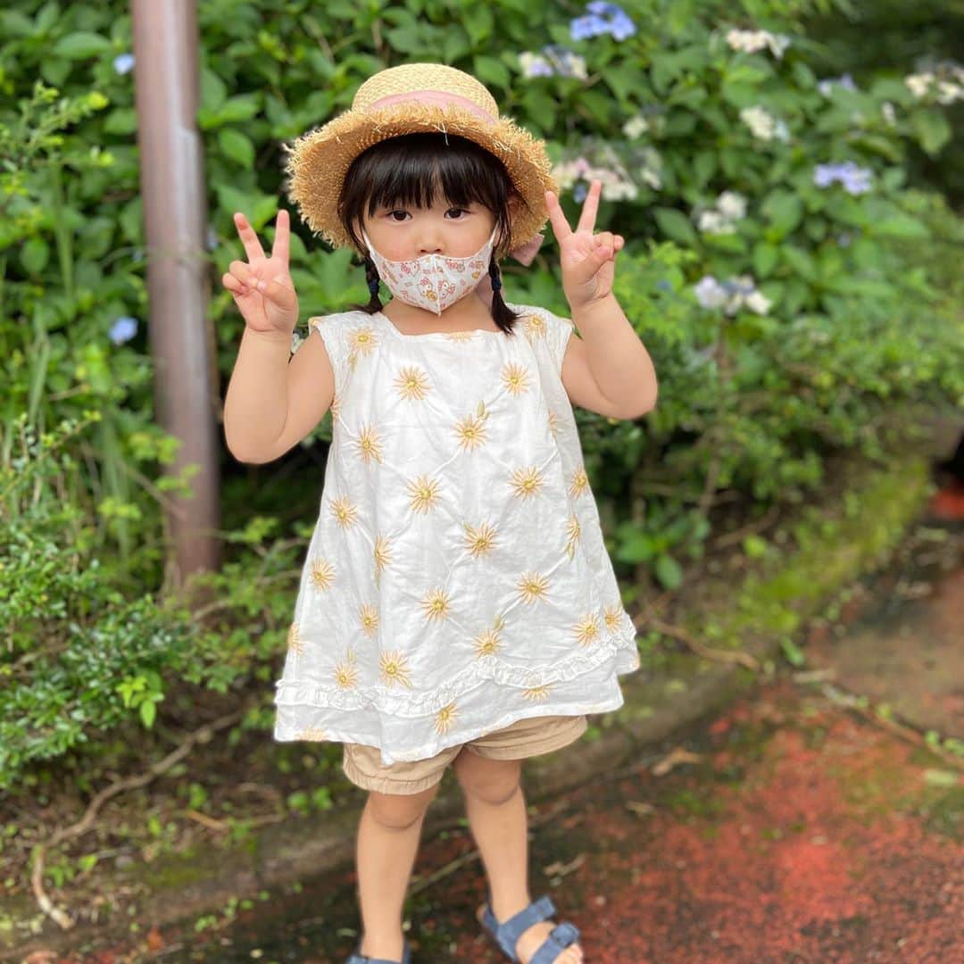 大菅小百合のインスタグラム：「娘の夏休みが始まって1週間になりました🍉✨北海道への帰省を諦めた娘に可哀想な思いをさせてしまったので…💦少しでも楽しんでもらおうと‼️🚗💨 マスクをしてのお出かけはかなりしんどくて気分転換にはなったけど私はバテバテでした😍😅 こんな時期だけど元気に過ごせるように工夫して残りのお休みも楽しめたらいいなぁ〜💕それにしても暑くてとけそう～☀️ ・ ・ ・ #夏休み #気分転換 #暑くてしんどい #夏は苦手 #でも子供は元気 #元気でいてくれてありがとう #コロナに負けずに頑張ろう」