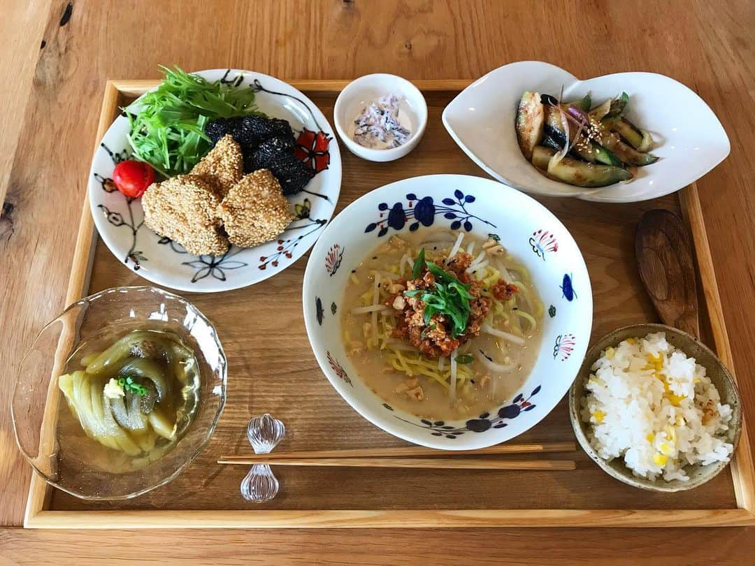 加藤未央のインスタグラム：「先日、久しぶりにお料理教室　@mito_murmures へ行ってきました🍽🌿  この日のメニューは ・鶏むね肉のごま焼き ・茄子そうめん ・茄子と胡瓜の梅和え ・冷やし坦々麺 でした🤗 美味しそうでしょーーー❤️❤️実際、うなるほど美味しかったです。  メニュー通りだけじゃなく、アレンジレシピもふんだんに教えてくれるので、我が家の冷蔵庫の中と相談しながら作れるレシピなのもこのお料理教室ならではなのでありがたい🙏✨  常に換気、マスク着用、こまめに手洗いやアルコール消毒、試食の際は個別になるようテーブル上にアクリル板を立てるなどしっかりとコロナ対策が徹底されていて、安心してレッスンを受けられました☺️✨  一緒にレッスンを受けた女子校時代の友人・あきなちゃんから、お土産に手作りスイーツまでいただく幸せな日だった、、💖  ミト先生のレッスンはお料理だけじゃなくてテーブルコーディネートも本当に毎回素敵なんだけど、そこで気になっていたお箸置きをついにゲット✨横山翔平さんの作品です😊  #ミュールミル #コロナ対策万全のお料理教室 #冷やし坦々麺 は麺を食した後にトウモロコシご飯を入れて最後までスープをしっかりいただきました❤️😋 #横山翔平 さんのお箸置き」