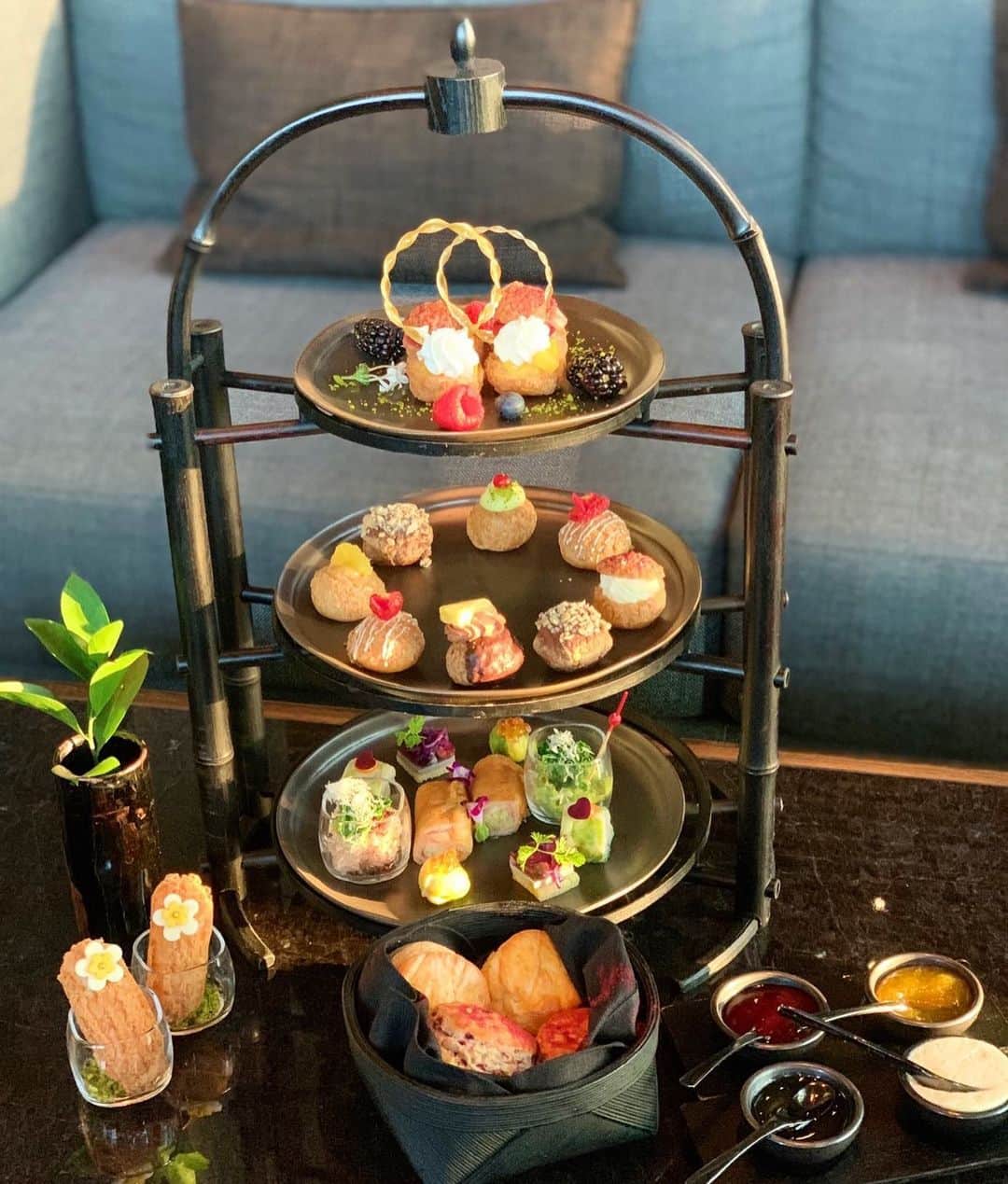 ちぃ Chiのインスタグラム：「りおちゃんとアフタヌーンティーしたよ☕️🍰❤️  #アマンアフタヌーンティー #アマン東京 #アフタヌーンティー #afternoontea #下午茶 #映えスイーツ #インスタ映え #amantokyo #大手町」