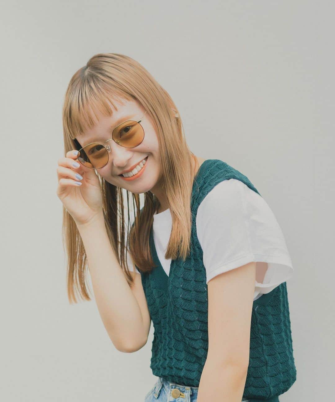 Zoff Officialのインスタグラム：「👓👓 TREND SUNGLASSES/ZF203G02_49E1 Model夏鈴 @twityyy__  機能性とファッション性を兼ね備えたトレンドサングラス✨ 今季、人気の細メタルのサングラスはバネ性と耐久性に優れた日本製のチタンを使用し、華奢なアクセサリーとの相性も抜群！可愛く紫外線対策ができます。  #Zoff ﻿ #eyewearstyle ﻿ #メガネ ﻿ #ゾフ女子 ﻿ #ZoffUV ﻿ #UV ﻿ #クリアサングラス﻿ #zoff女子﻿ #ファッション﻿ #夏コーデ﻿ #fashion﻿ #眼鏡﻿ #メガネ女子﻿ #きょこ﻿ #お出かけコーデ」