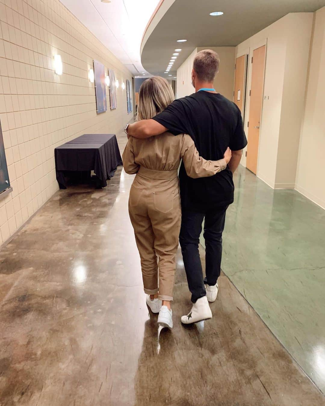 コリー・ロバートソンさんのインスタグラム写真 - (コリー・ロバートソンInstagram)「Followed these two to Chicago for the Global Leadership Summit. What and incredible group of people for @legitsadierob to share the stage with (go check it out @glnsummit very proud mom moment!) ⠀ ⠀ Sadie, I love the way you take in, pour out, step up, lead, listen, learn, grow, share. You are an incredible leader, and a bright beaming light! #gls20」8月7日 13時11分 - bosshogswife