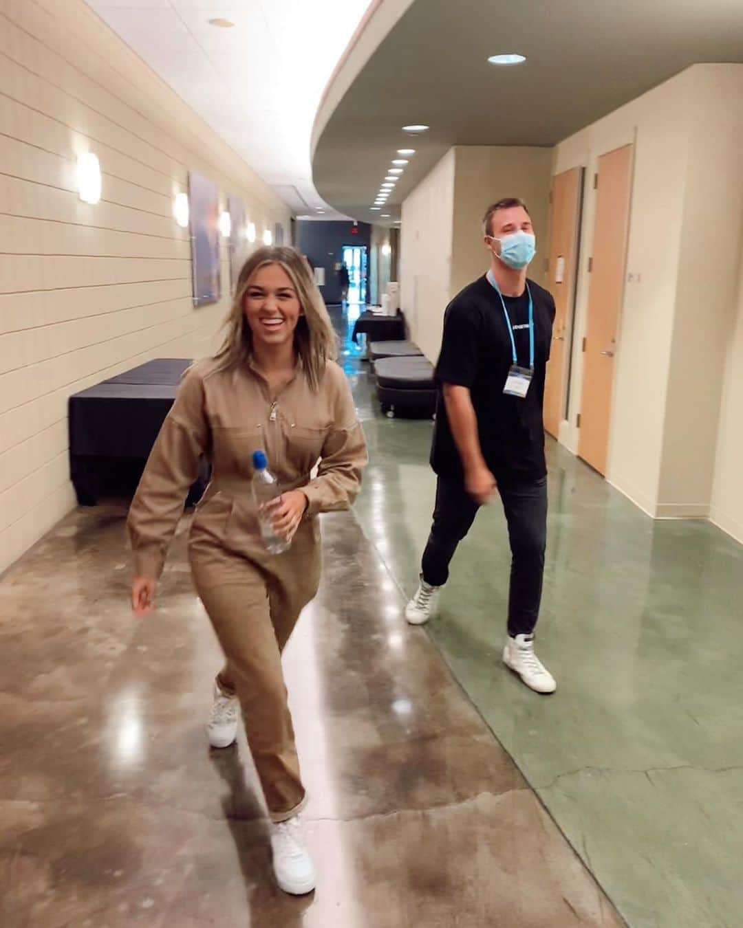 コリー・ロバートソンさんのインスタグラム写真 - (コリー・ロバートソンInstagram)「Followed these two to Chicago for the Global Leadership Summit. What and incredible group of people for @legitsadierob to share the stage with (go check it out @glnsummit very proud mom moment!) ⠀ ⠀ Sadie, I love the way you take in, pour out, step up, lead, listen, learn, grow, share. You are an incredible leader, and a bright beaming light! #gls20」8月7日 13時11分 - bosshogswife