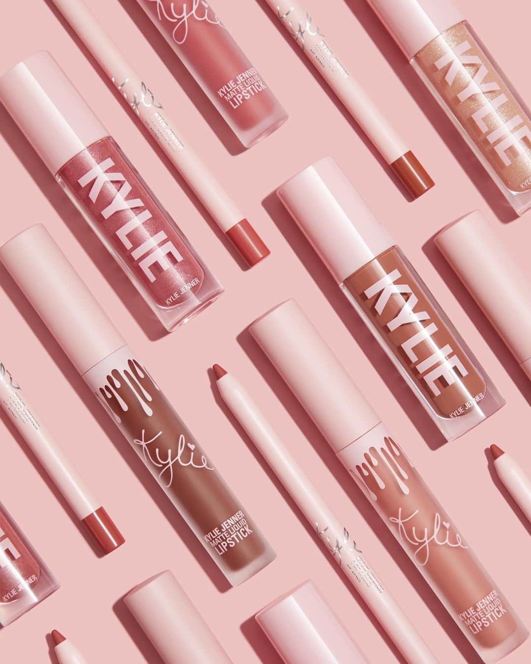 Kylie Cosmeticsさんのインスタグラム写真 - (Kylie CosmeticsInstagram)「We’re so excited for 3 NEW Lip Sets to launch tomorrow! 💗✨ Each set has 3 brand new shades inside of lip liner, matte liquid lipstick and high gloss that compliment each other beautifully💋 Shop tomorrow 8.7 9am pst on KylieCosmetics.com」8月7日 13時04分 - kyliecosmetics