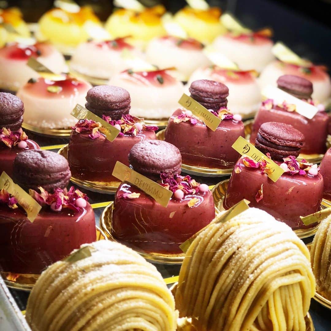 eguchikazuakiのインスタグラム：「昨日は桃とピスタチオのケーキ【クレール】﻿ とモクテルを合わせてお店で食べました‼️﻿ ﻿ 外が暑い日はモクテルが最高です👍﻿ ﻿ そして今一番人気、マカロンが乗った【プルトワ】﻿ 綺麗でしょ、美味しいよ‼️﻿ ローズマリーとカシスのコンフィ﻿ 紅茶のクリーム﻿ 紅茶のムース﻿ カシスソース&カシスマカロン﻿ ﻿ Youtube でも公開してるからみんな見てくれる‼️﻿ ありがたいです、嬉しいです😊﻿ ﻿ みなさん暑すぎるから水分補給﻿ 忘れずにしてくださいね👍🍾  #delimmo #デリーモ #撮影 #朝早い #昼寝タイム #眠い #新しいケーキ #新しいお菓子 #たくさん #あります #チョコレート #シャインマスカット #パフェ #フルーツパフェ #チョコレートパフェ #パフェの店 #プルトワ #クレール #モクテル #最高 #今日もやるぞ」