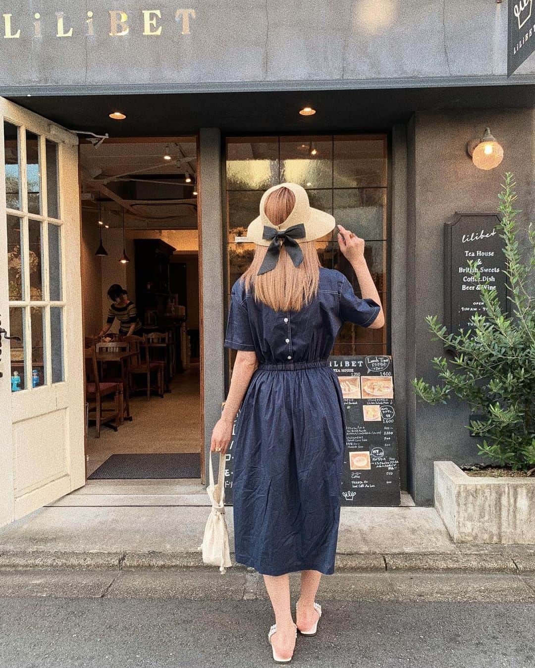 のインスタグラム：「⠀ ⠀ 新作のワンピース♡ ウエストがゴムで楽チンなのにウエストが締まって見えるデザインです:) アイボリー、ネイビーの2色展開でこちらは上品見えのネイビー♡ ⠀ ☑︎ バックボタンプリーツワンピース  #elledemuguet#데일리룩」
