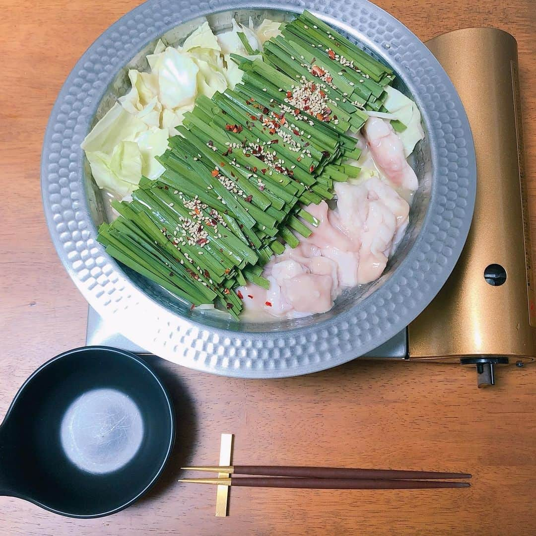 しぬこさんのインスタグラム写真 - (しぬこInstagram)「イマジナリー彼氏と福岡旅行を去年から計画して、飛行機まで予約していたけれど、色々考えて、少し残念だけど、4月にキャンセルしていたんですよね。  そしたら、昨日お家に帰ったら  「予定では今日福岡いる予定だったね、お家だけど、福岡行ってるつもりごはん！」  と、もつ鍋を作ってくれたので、私は日程を忘れていたのに、覚えていてくれたり、ご飯作って待っててくれたり、どんな事も大切にしてくれるイマジナリー彼氏が素敵すぎて、この人とならどんな事があっても楽しめるなぁ、絶対一緒に福岡旅行に行けるように、一緒に自粛頑張ろ。って思いました。」8月7日 13時12分 - shinuko3