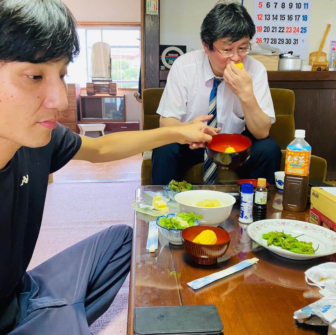 本坊元児さんのインスタグラム写真 - (本坊元児Instagram)「吉本の専務が視察に来てくれました。殺されるかもしれないと思ったので、殺すつもりでした。 お誕生日のお祝いをくれたので、採れたて野菜を🥬食べさせてあげました。 #吉本興業専務」8月7日 13時12分 - honbouganji