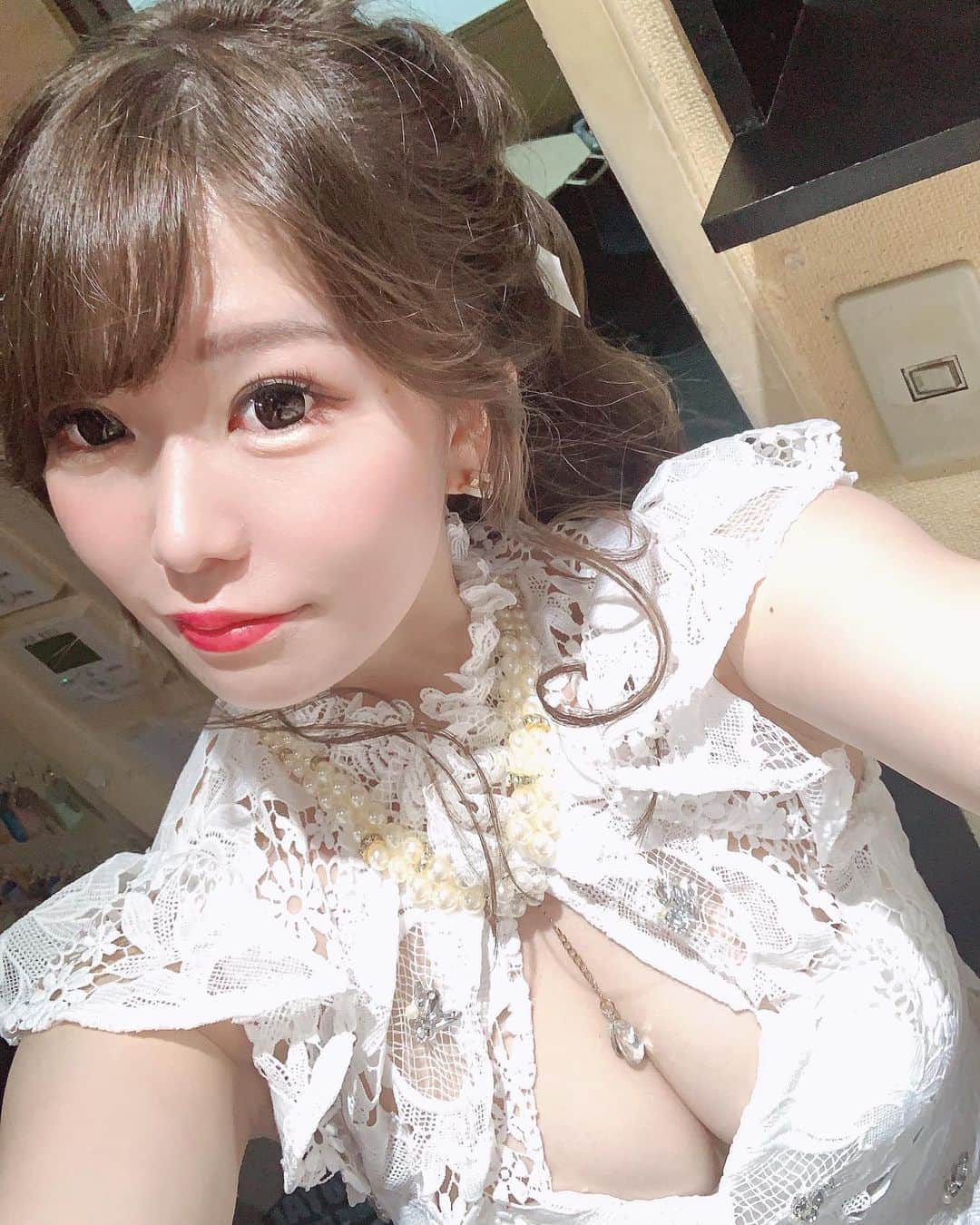 愛咲えれなのインスタグラム：「.. . おきにいりのドレス💓 @robedefleurs_official . 大阪府大阪市中央区東心斎橋2-3-17 パピヨンビルB1F . Club IRIS 愛咲 えれな  . #愛咲えれな #きゃばきゃば #撮影 #キャバ嬢 #iris #キャバクラ #クラブ #ミナミ #北新地 #宗右衛門町 #ポケパラ #指名 #えれな #シャネル #バースデーイベント #シャンパン #アルマンド #踊れるキャバ嬢 #踊れるキャバ嬢といえばえれな #イリス #ホステス #いいね返し #キャバ #ソウメイジャパン #ベルロゼ　#クラブイリス #黒髪ロング #フォロー増やしたい #ワイシャツ #自粛中」