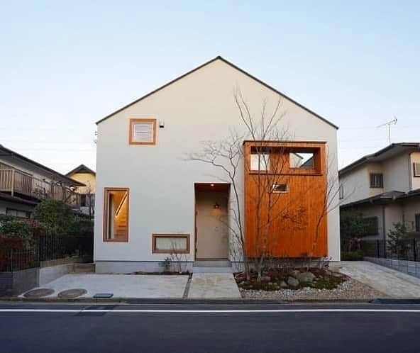 feve casaのインスタグラム：「緑豊かで心地良い二世帯住宅  １階に親世帯、２階に子世帯の二世帯住宅です。木の香りと緑に囲まれゆったりと寛ぎたいという親世帯の要望と、造作家具をふんだんに取り入れ、生活動線の整ったシンプルスタイルの家に住みたいという子世帯の要望。価値観もライフスタイルも違う２つの家族の理想を自由設計で叶えつつも、外観では２つの違う価値観を調和させた二世帯住宅が完成しました。 設計：芦原花菜/カキザワ工務店  #フェブカーサ #マイホーム #マイホーム記録 #工務店がつくる家 #木造住宅」