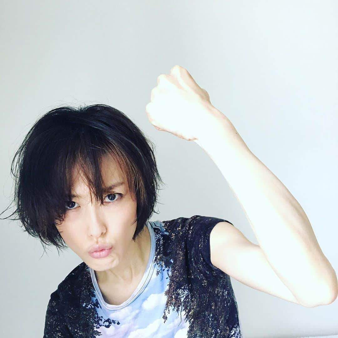 如月蓮さんのインスタグラム写真 - (如月蓮Instagram)「.﻿ 星組公演関係者の皆様へ﻿ ﻿ 今日は待ちに待った観劇の日でした。﻿ 「れんれん、また観れなかったね」﻿ と思うでしょう？﻿ ﻿ 如月「そりゃあ観たかったさっ！！！﻿ これで観れなかったの3回目ですよっ！﻿ みんなのキラキラした舞台を見て、まこっちゃんの大っきな羽根姿を見て、嗚咽しながら拍手するの楽しみにしてたんだから！！﻿ あああああぁぁぁぁぁ。﻿ よりによって今日！！！！﻿ なんてこった！！！﻿ パンナコッタ！！！」﻿ ﻿ そんな風に騒いでる私を思い出して、ちょっとだけ笑ってみてください。﻿ みなさんの悲しみや張り詰めた時間を、少しでも減らしてほしいです。﻿ ﻿ みなさんが不安と闘っていることの方が、何百倍も心配です。﻿ 誰かが自分を追い詰めていないか、もっと心配です。例え無症状だったとしても落ち込んでしまいますよね。でも、﻿ 『責めたらだめスタンス』です！！﻿ ﻿ ずっと、命のことを触れるには重すぎると思っていました。でもこの勢いにのって言わせてください。私が辛かったとき、仲間が優しく力強くかけてくれたこの言葉を、今度はみんなに届けたいです。﻿ 「生きてるだけで、まるもうけ！！」﻿ 大切に思う人達の健康以上に、願う事はありません。﻿ ﻿ それにほら、今日はパンダちゃん（大輝真琴さん）のお誕生日！！﻿ 大切な仲間の命が生まれた日。﻿ みなさんにとっては、今日は誰かの命を守った日になったともいえますね。﻿ ﻿ 4回目のチケットチャレンジする日を楽しみにしています。例え5回、6回、7回転んでも、8回起きあがって応援します！﻿ ﻿ 大好きなみなさんの、元気を願って。﻿ ﻿ ﻿ 如月蓮﻿ .﻿ .﻿ .﻿ #1.！！！！﻿ #2.休...﻿ #3.演...﻿ #4.(笑)﻿ #5.ぱんだちゃん、はっぴーばーすでー♡﻿ #6.大丈夫。みんななら乗り越えられる！﻿ #愛する宝塚﻿ #愛する仲間達﻿ #がんばれーー！！！﻿ #如月蓮﻿ #RENスタグラム」8月7日 13時16分 - kisaragi.ren2