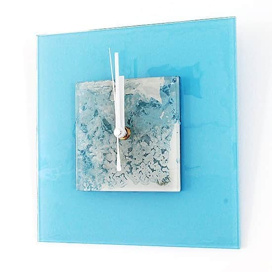 comb de shioさんのインスタグラム写真 - (comb de shioInstagram)「時計から、アートのある生活、はじめませんか？  glass art clock by Isako TODA﻿ ﻿ #アートのある暮らし ﻿ ------------------------﻿ 【作品リスト】﻿ ﻿ ■ ガラスアート時計・「窓辺の雪」 C_190325  オンラインショップ掲載中です。﻿ ﻿ ﻿ #combdeshio﻿ #コムデシオガラス ﻿ #コムデシオ ﻿ #ガラス作家杜多一菜子﻿ #三重県  #三重県津市  #インテリア好きな人と繋がりたい﻿ #インテリアデザイン﻿ #おしゃれインテリア #インテリアアート #壁掛けインテリア #おしゃれな部屋  #抽象画アート #寝室インテリア  #壁掛け時計 #ガラス時計 #新築祝いのプレゼント #結婚祝いのプレゼント  #おうち時間を楽しむアイテム ﻿#インテリア時計  #artist  #interiorart #interiorartwork #artclock #glassclock #japanesecraft #clock」8月7日 13時21分 - comb_de_shio