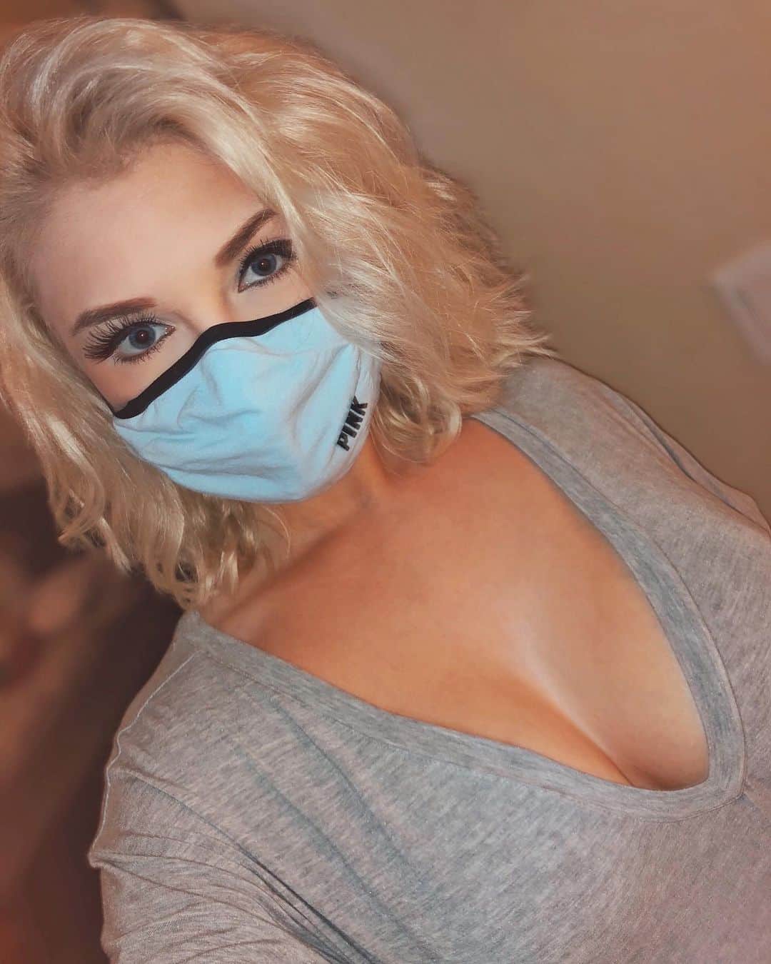 のインスタグラム：「Every day, I see people not wearing their masks correctly. Wearing a mask on your face and having it below your nose or on your mouth DOES NOTHING.⠀ ⠀ The virus is thought to spread mainly from person-to-person.⠀ ⠀ “Between people who are in close contact with one another (within about 6 feet).⠀ ⠀ Through respiratory droplets produced when an infected person coughs, sneezes, or talks.⠀ These droplets can land in the mouths or noses of people who are nearby or possibly be inhaled into the lungs. <<< Why it’s important to wear masks.⠀ ⠀ COVID-19 may be spread by people who are not showing symptoms.”⠀ ⠀ Just now getting over covid myself and seeing how it spread so quickly through my family, it’s real and it can be prevented. ⠀ Wear a mask correctly or it’s like not even wearing a mask at all. (And yes @victoriassecret has masks you’re welcome)」