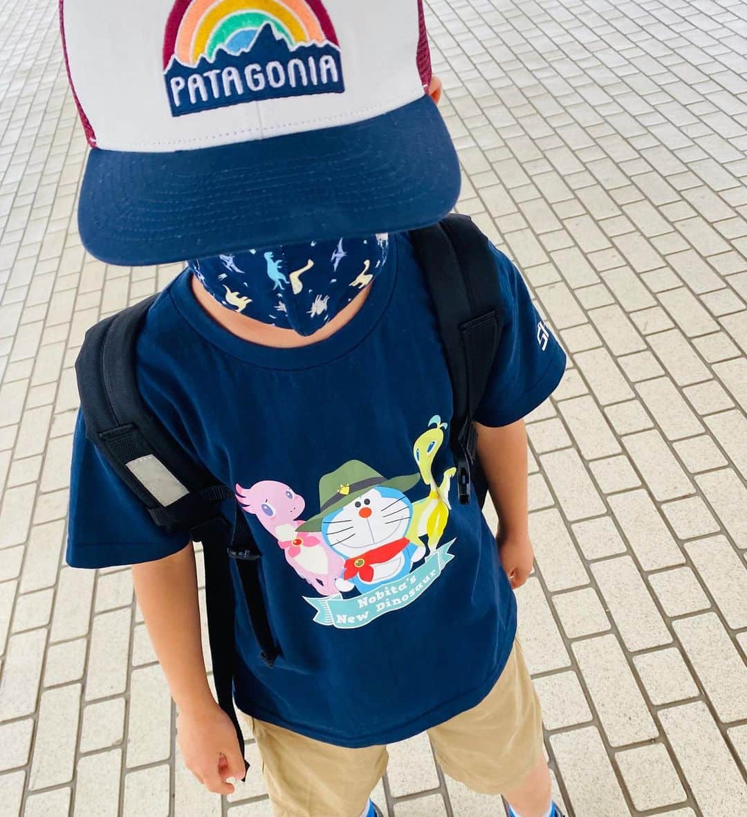 渡辺佳子さんのインスタグラム写真 - (渡辺佳子Instagram)「「今日はドラえもんの映画の日だよー！」 と息子に言われて、 ？？？ と思っていたら、今日からドラえもんの映画が公開されるということを言いたかったんだって😅  よく覚えていたな。。  今日は大好きなお友達とお揃いで買ったドラえもんのTシャツを着てお出かけです。  そのお友達と一緒におそろのTシャツを着てのび太の新恐竜を見に行く日を心待ちにしている息子。  今日も、のび太と恐竜2006とどのぐらいお話が違うのかなぁ？？という話で盛り上がりました。  #ドラえもん愛のすごさよ #今のところ #1番好きな映画は #のび太と恐竜2006  #マスクも #おばあちゃん手作りの #お気に入りの #恐竜柄  #2枚目の写真は #コロコロコミックと間違えて #息子と夫が #買ってしまった  #コロコロアニキ #小学生お断り #コロコロ卒業生に贈る #大人の #コロコロだそうです。 #なかなかのブラックジョーク満載で #大人は #面白いです #付録が最高すぎる #ドラえもんカンペンケース  #ドラえもん50周年」8月7日 13時24分 - yoshicowatanabe