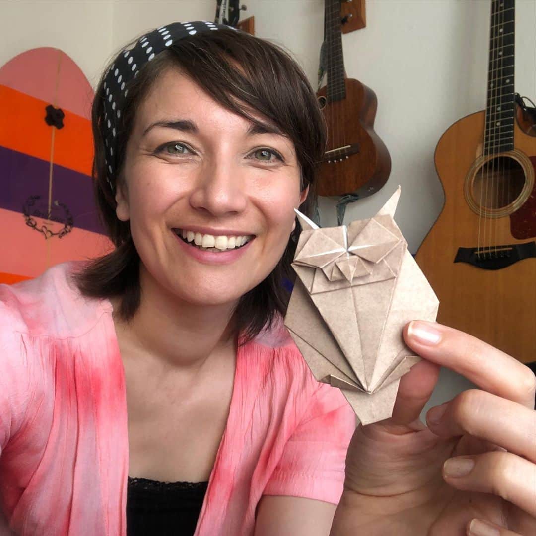 KATさんのインスタグラム写真 - (KATInstagram)「This Saturday’s Origami hang is with special guest @roxyrockstv ❤️ She has requested an owl so here goes! 8pm PST Sat there’s a link in the bio!  今週末の折り紙ワークショップは友達のロクシーちゃんが遊びに来てくれます。　彼女のリクエストでフクロウ🦉を皆で作りましょう！　リンクはプロフィールから飛べます。　日本時間日曜日12:00からです！」8月7日 13時24分 - katmcdowell