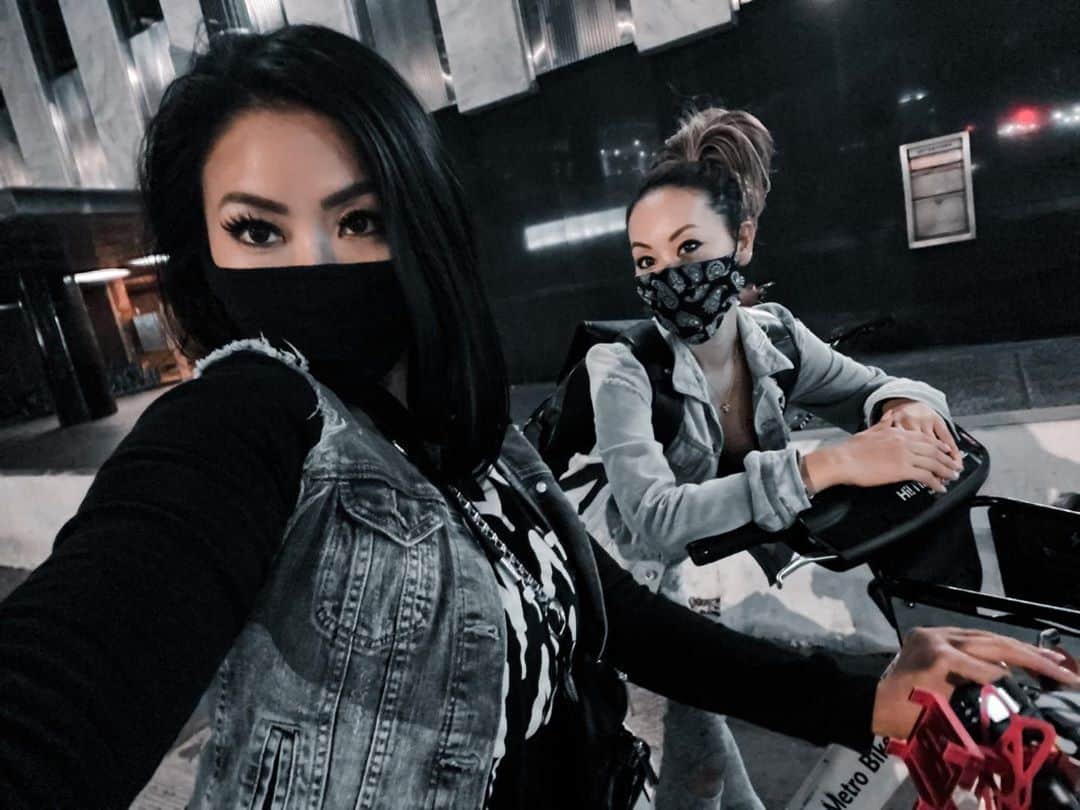 のインスタグラム：「Kunoichi patrol⚔️🇯🇵  . . . . . . #sisintown #girls #bike #biking #fun #adventure #summer #2020 #losangeles #japanese #lifeaftercovid #kunoichi #goodtimes #love #chasingthesunset #sunset #lifestyle  #bikers#photooftheday #sisters #family #familytime #fam #instadaily #おかえり#チャリ#忍者 #くのいち #不叶姉妹 #笑」