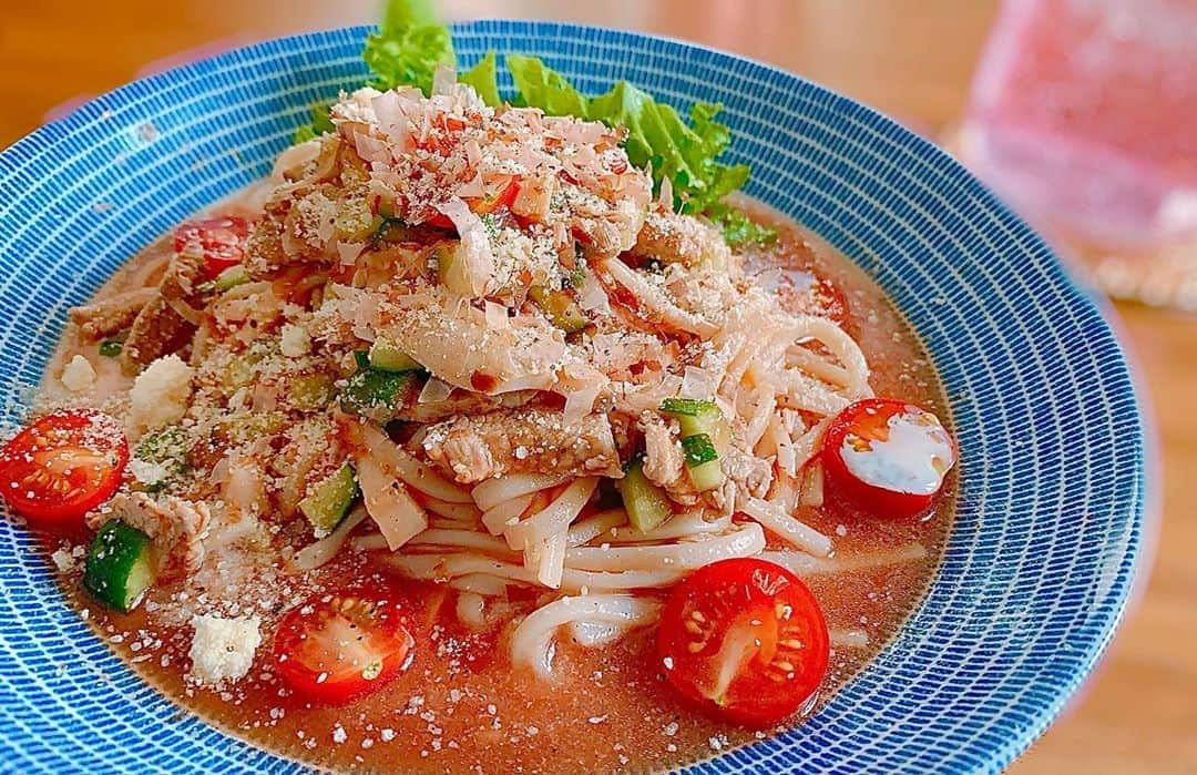 金子貴俊さんのインスタグラム写真 - (金子貴俊Instagram)「冷やしトマトうどん🍅 久々のたかパパご飯！ 家族全員でランチ！ お皿も冷凍庫で冷やしてから、盛り付けたから、より冷たく食べることができて、美味しかったー(^^)子供達も喜んでくれてました😁さー、午後は子供達とプールで遊ぼー！  #パパごはん #パパご飯#冷やしうどん#冷製#家族ランチ#トマト」8月7日 13時27分 - takatoshi_kaneko