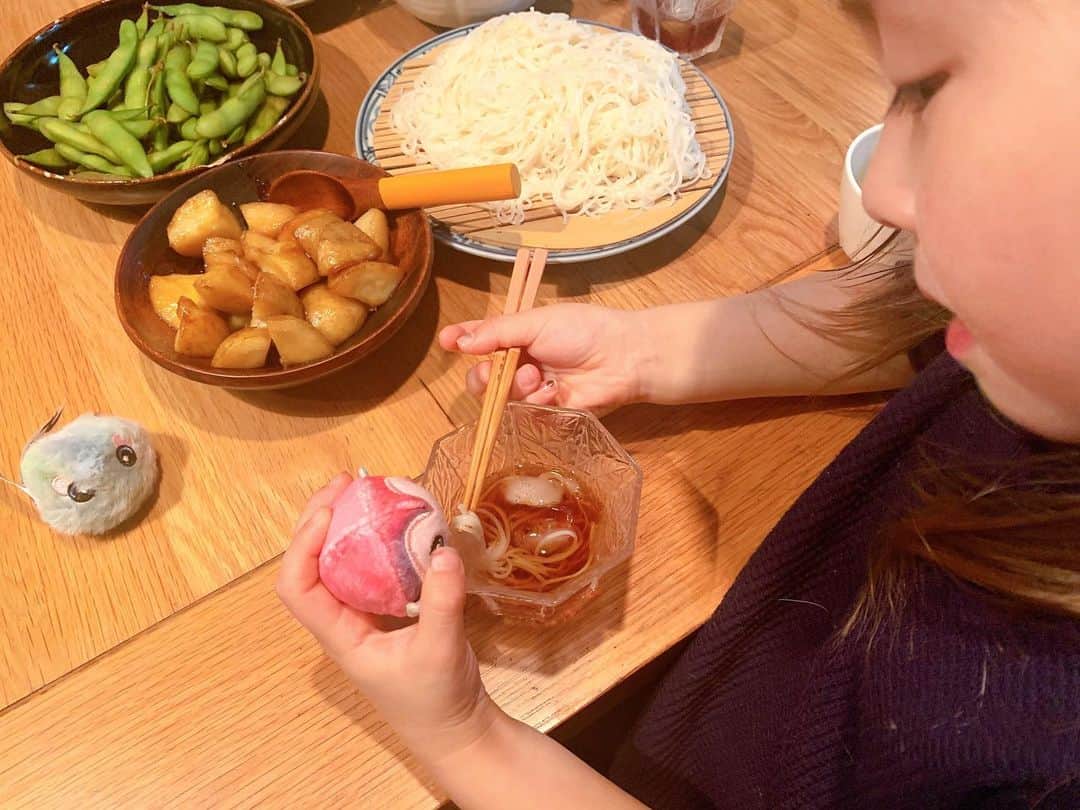 坂本美雨さんのインスタグラム写真 - (坂本美雨Instagram)「セビーからもらった謎のキャラのぬいぐるみに、ものすごく覚えにくい名前をつけてかわいがり、素麺を食べさせていた。 あまりお人形プレイ的なことをしないので珍しい…。 #今日のなまこちゃん 真夏の #miu_meshi」8月7日 13時33分 - miu_sakamoto