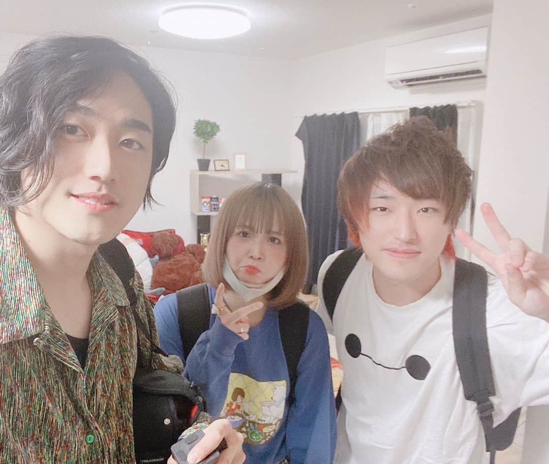 ふぇるとのインスタグラム：「久しぶりに@小豆との撮影でした！この日会ってから最後バイバイするまで毎秒楽しかったです😆 動画まだ見てない人は是非みてください！  余談なんですけど@小豆さんのまとめ動画作ろうとしたらおあずの動画が4KだからなのかPCの調子が悪いのか全然作業進みませんでした笑。集合までに動画作ってる予定だったんですけど全然間に合わなくて、@小豆さんが隣の部屋にいる状態で撮影始まるギリギリまで必死に作ってました笑。フルverどこかで見れるといいね！！！  コラボ動画まだあるのでそちらも楽しみにしててくだせえ👍」