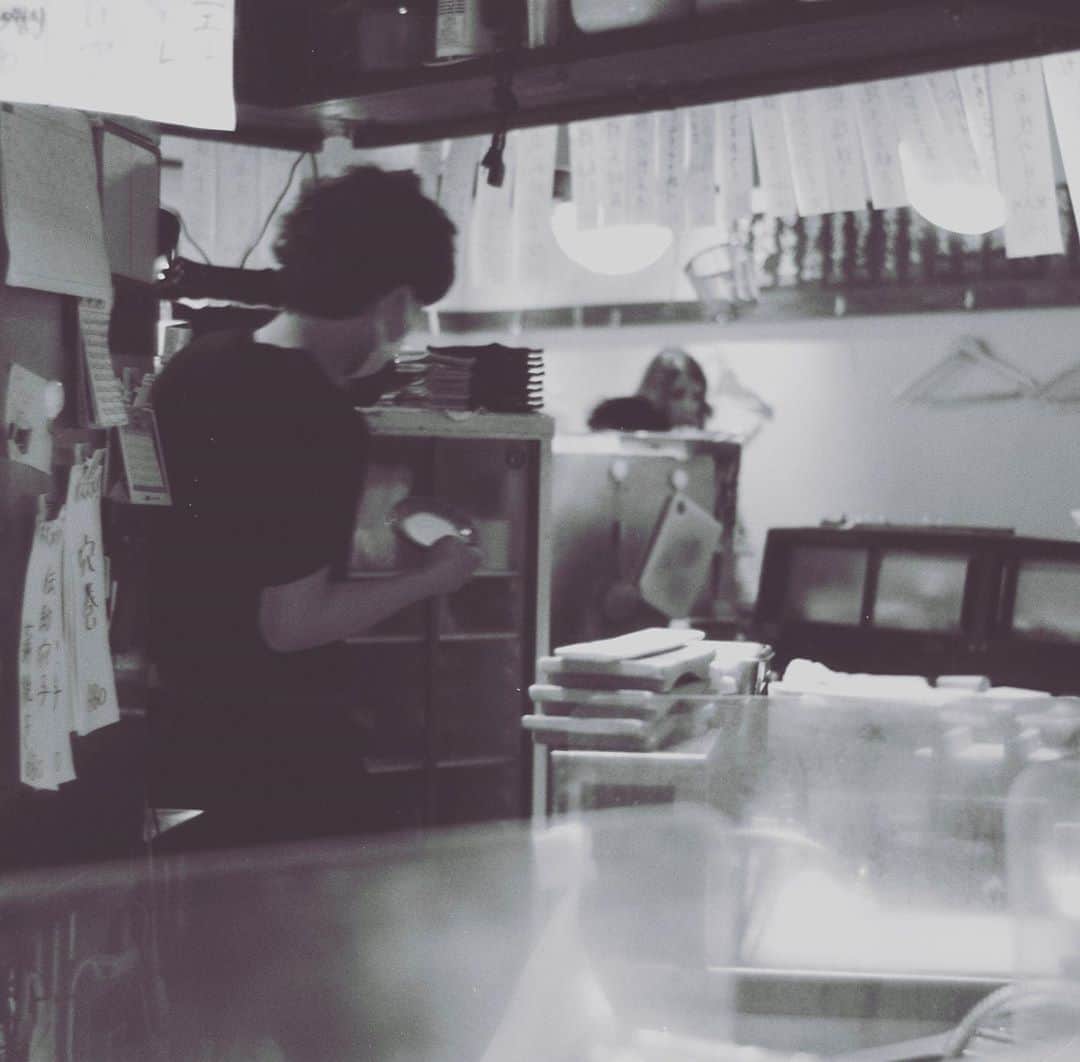 奇妙礼太郎さんのインスタグラム写真 - (奇妙礼太郎Instagram)「#居酒屋 #filmphotography  #monochrome」8月7日 13時46分 - reitaro_strange