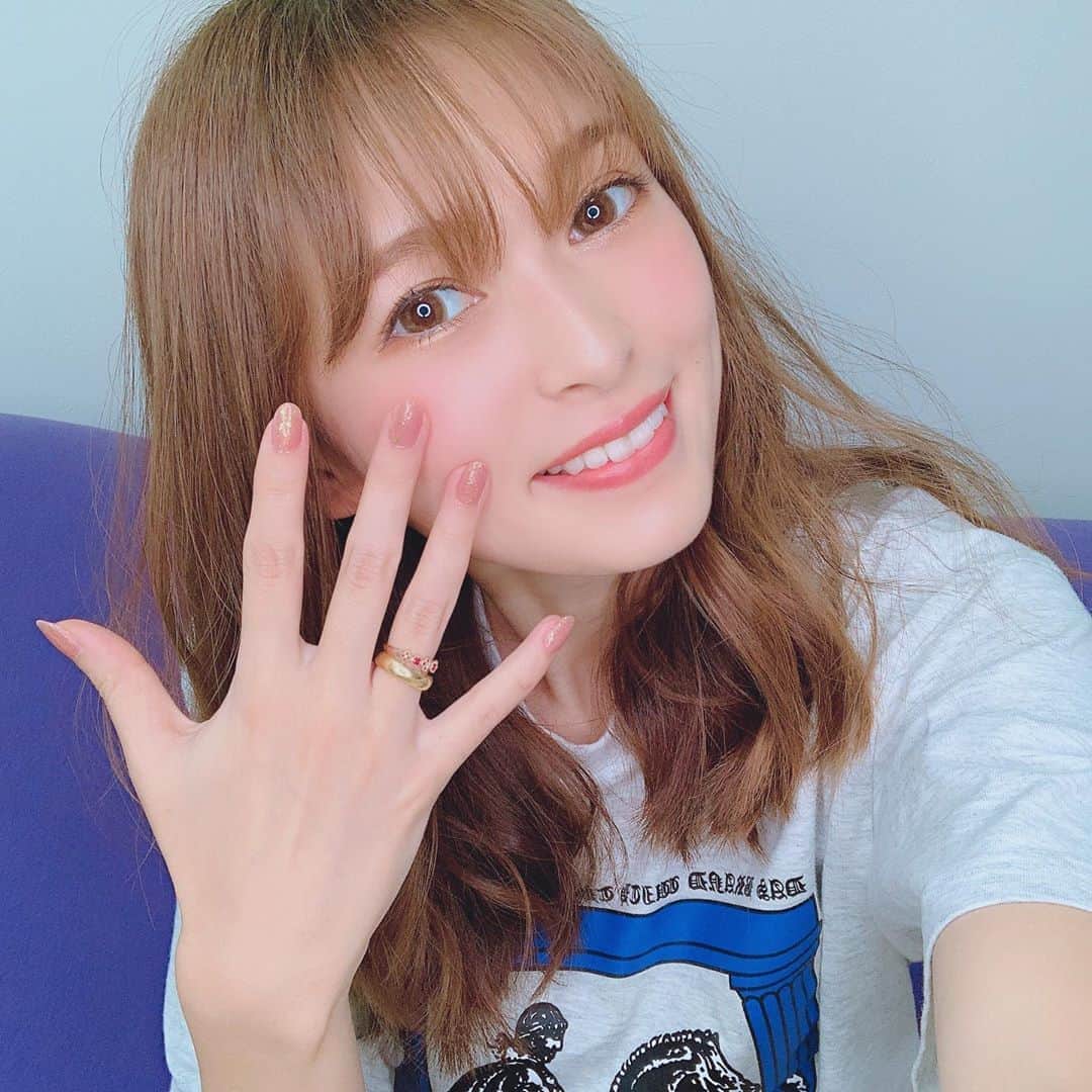 町田亜里香のインスタグラム：「最近はお家でネイル💅してて #ワンステップジェル が楽ちんで そればっかり使ってて 今回は#ジェルミーワン っていうのを 使ってみたんだけど🥺⭐︎ いい！いい！本当のジェルみたい💅 今はお家でなんでも自分で出来る！ この自粛期間… 色んなことに挑戦する時間にしても いいよね🍧𓂂𑀀 . . くびれと姿勢矯正も プリンセススリムで始めました🥺 . . あとはスクールから 行動履歴を書く紙を配布されたので 明日からは紙に行動履歴を 書きたいと思う✍️。 こうやって夏休み明けのことも 考えてくれるところがいいね。 いつになったら普通に生活できるかな。 . インスタ極力更新しようと思う🌱 . . #ワンステップジェル  #ジェルネイル  #ジェルミーワン  #セルフネイル  #セルフネイル派  #セルフネイル部  #ママ #28歳 #2児ママ」