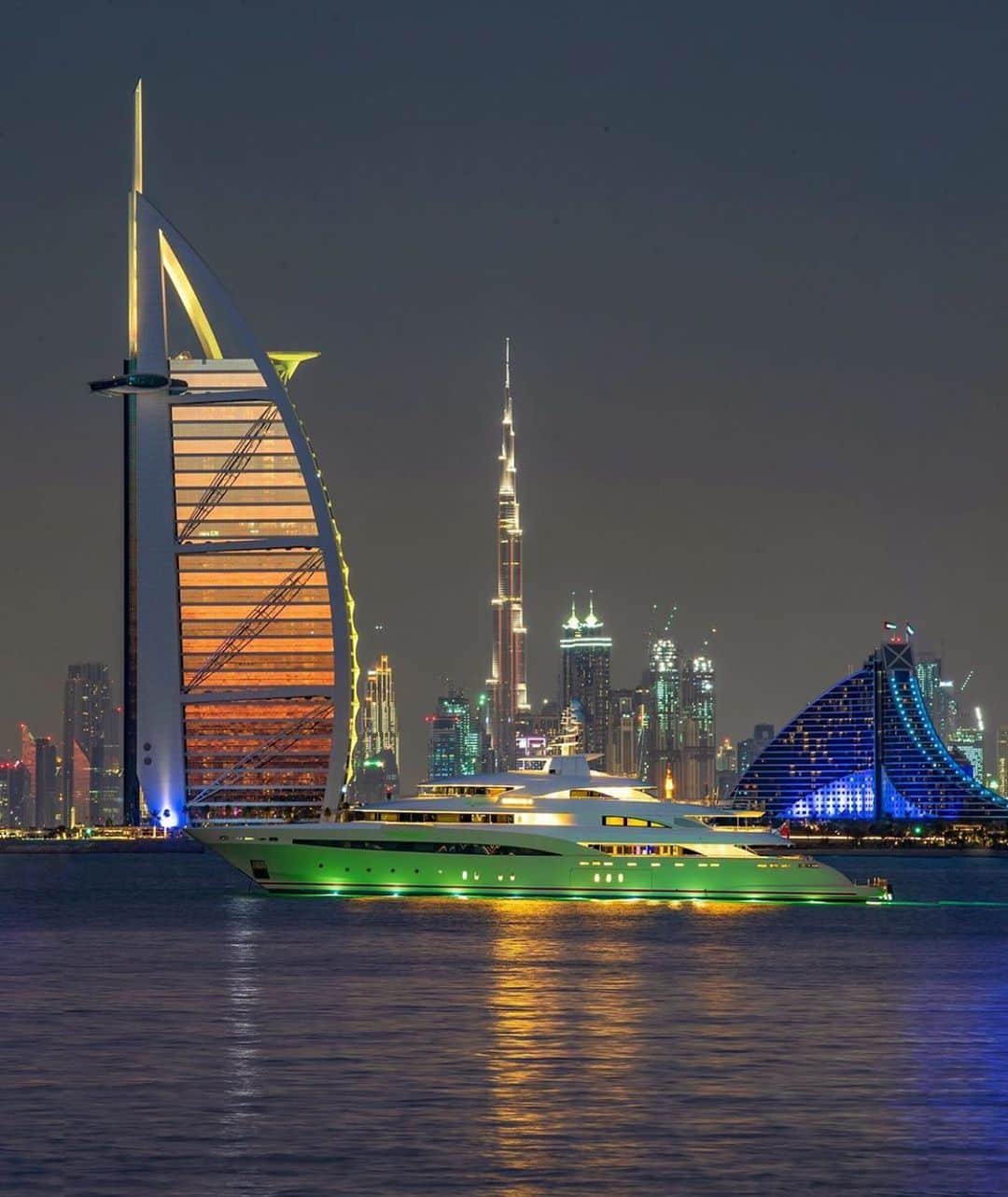 のインスタグラム：「Summer Nights #Dubai 📷:@dubai.uae.dxb」