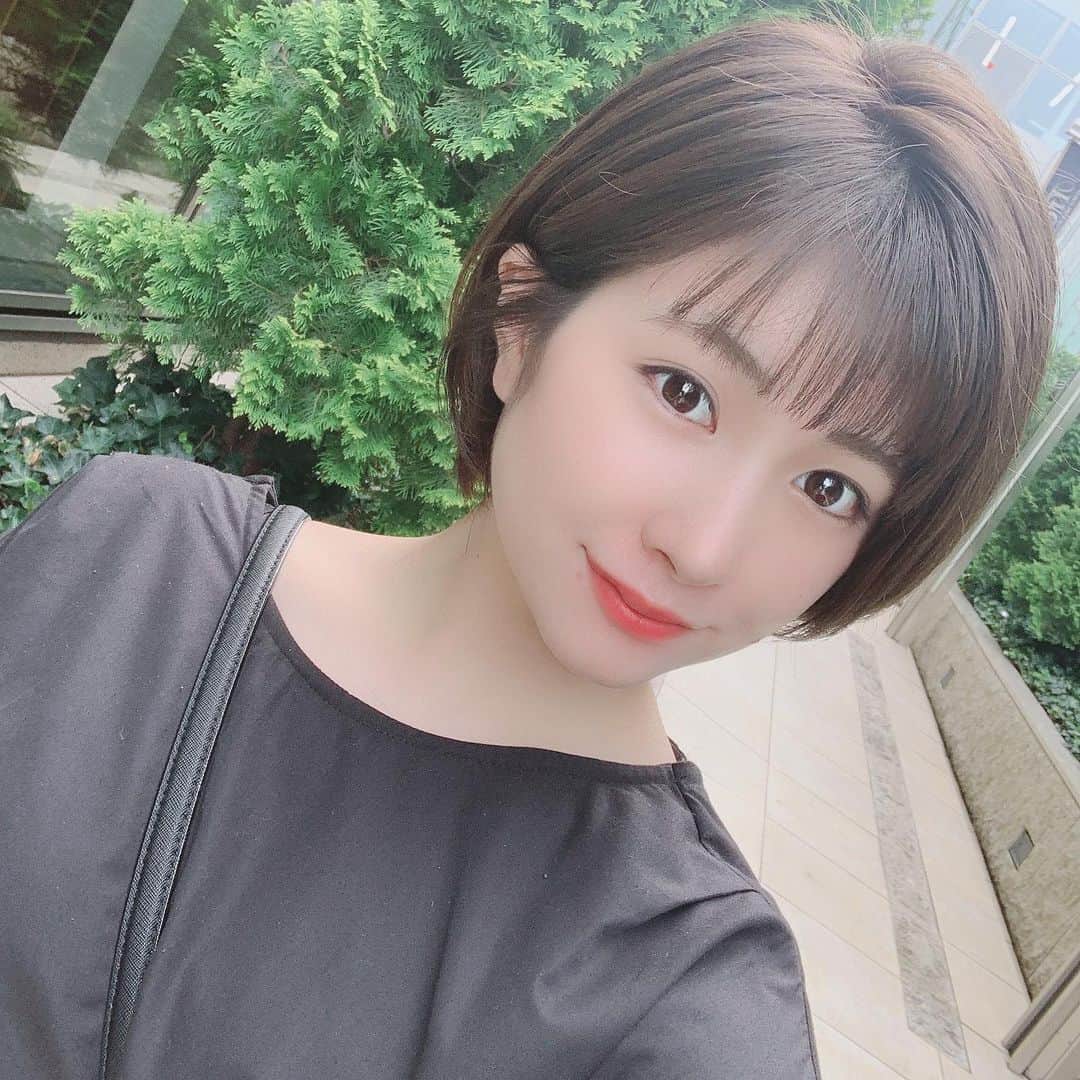 のインスタグラム：「.. ..  やっぱりショートが1番。笑笑 ロングにはもう人生で する事ないんだろーなー笑笑  次カラーする時は ちょっとちがう色に 挑戦してみよーっと♫  island vintage coffeeの アサイーボウルは 安定に美味しかった♡♡  #表参道カフェ #islandvintagecoffee  .. ..」