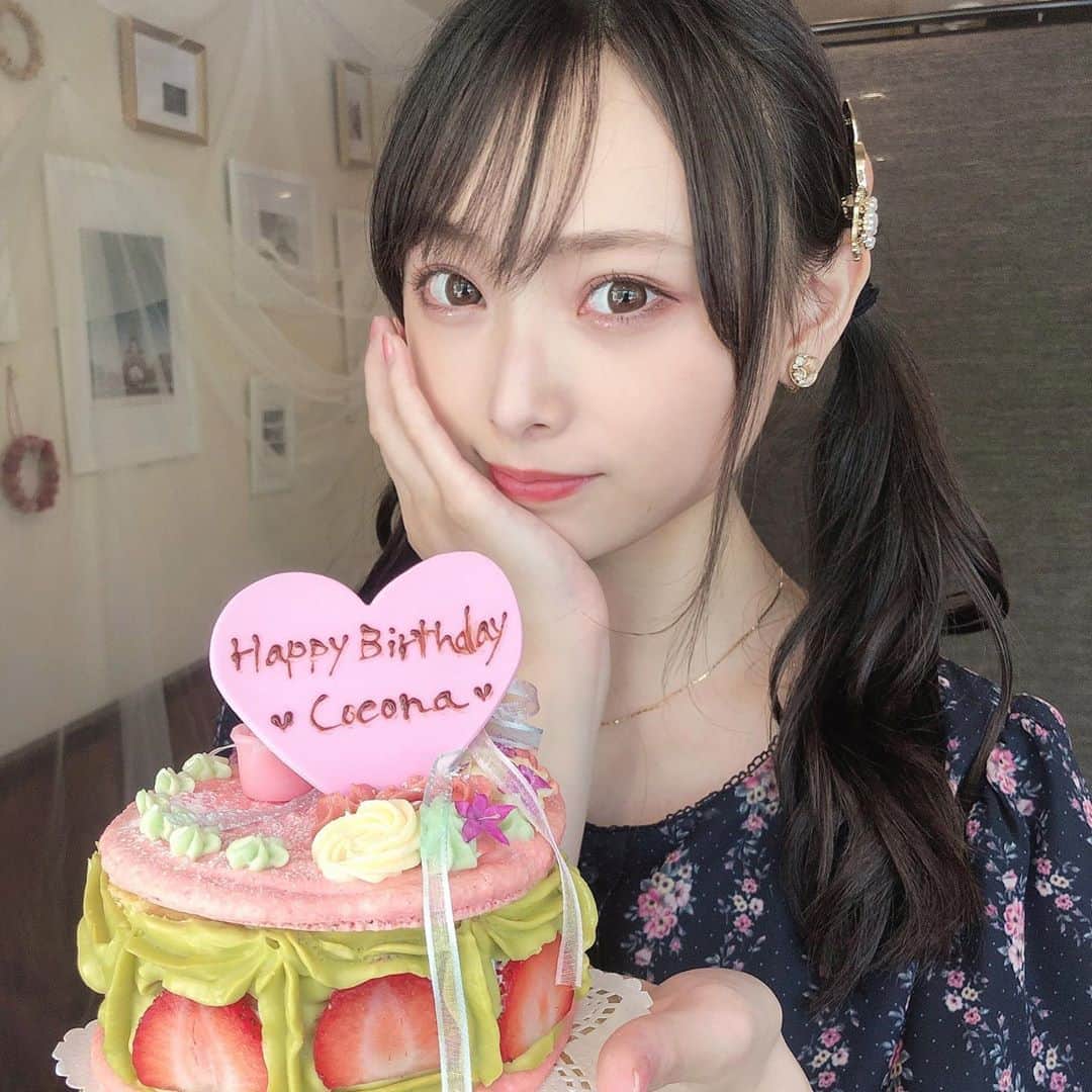 梅山恋和さんのインスタグラム写真 - (梅山恋和Instagram)「☁️  可愛いケーキ💞  #557#マカロン #anniversary#ケーキ #🎂#おもち映え」8月7日 23時10分 - cocona_umeyama