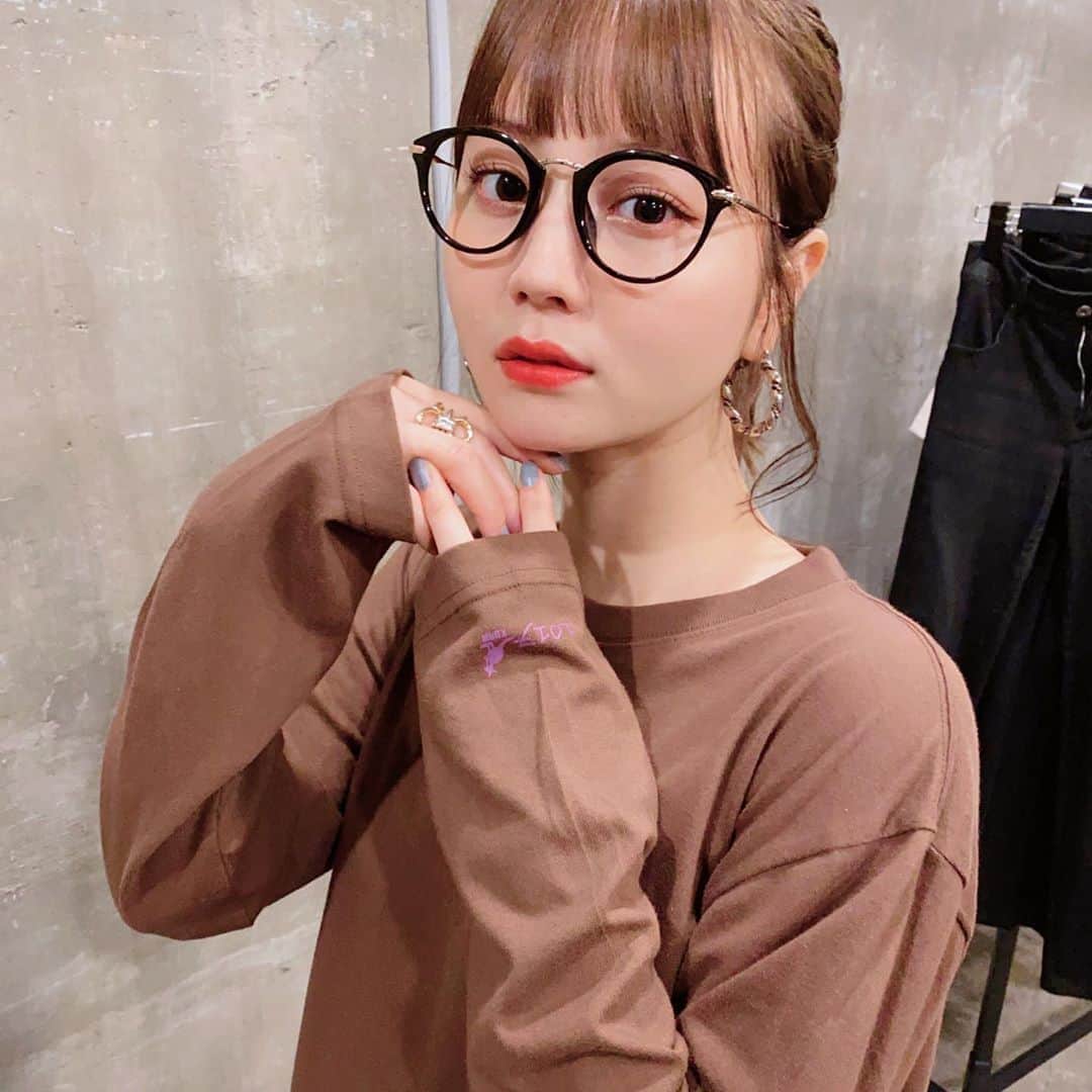 高橋有紀のインスタグラム：「nanamiちゃんとkangolコラボ TシャツもロンTも可愛くて ビール持ってるの最高🦘🍺笑 #hairmake #osakana_yuki  #nanami」