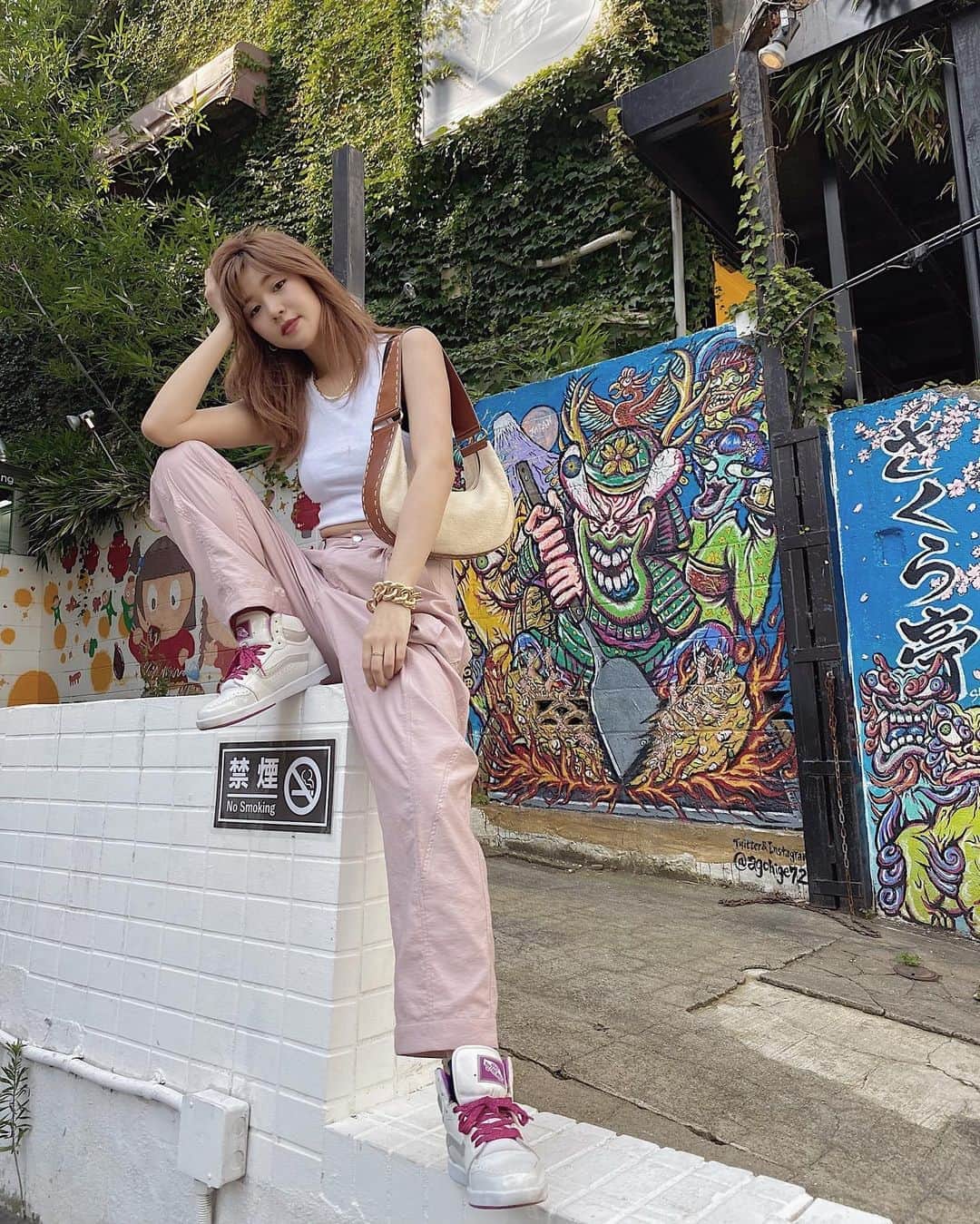 Meeさんのインスタグラム写真 - (MeeInstagram)「30days of outfits-Day 13😆 ともと原宿おデート💜💜💜 暑すぎましたね汗かきすぎましたね🙋🏼‍♀️レモンサワーが美味しい季節になりましたね🍋 動画撮ってたらうざいと言われたのでなんて照れ屋さんなんだと思いました🙋🏼‍♀️かわいいですね🙋🏼‍♀️のせちゃいました🙋🏼‍♀️ ちなみにこのスニーカーは中2のとき買って1回しきゃ履かず、捨てられず日本に置いておいたものです🙋🏼‍♀️#ダサかわいい  そんな1日でした🙋🏼‍♀️昨日ですが🙋🏼‍♀️ #今日のコーデ #デート #デートコーデ #夏コーデ #原宿デート#スニーカー女子」8月7日 23時22分 - wagamama_mee