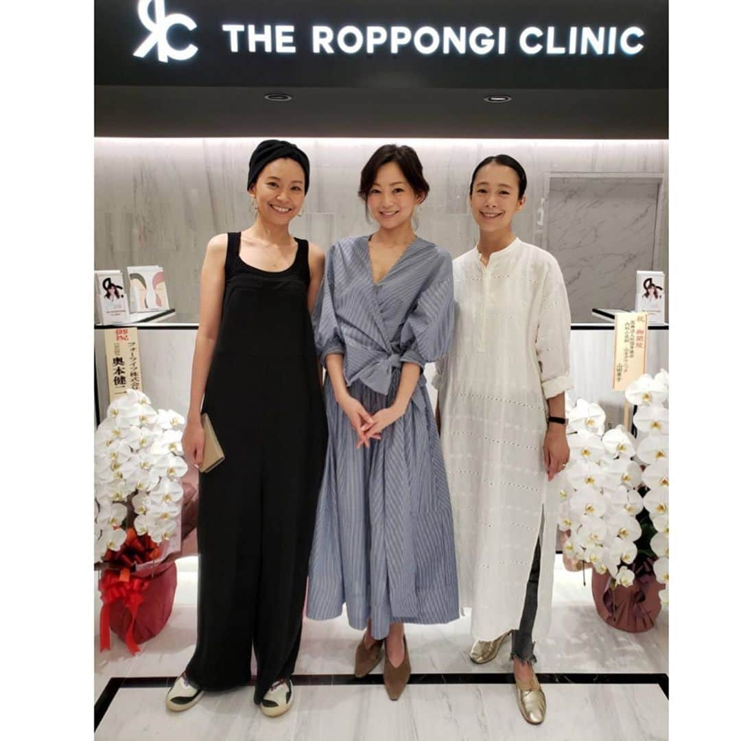 ナオさんのインスタグラム写真 - (ナオInstagram)「8月1日にオープンした@the_roppongi_clinic に 先日、一足お先にお邪魔してきました^ ^ ・ ・ 美容に興味のある年頃の私達は、先生に質問攻め😅 ・ このたるみは？とかシワはどうしたら？などなどの質問に、一つ一つ丁寧に答えてくれました😍 ・ この日は用があったので、施術は受けられなかったのですが、今日ハイフを受けてきました✨ ・ ・ ちょっと痛みはありますが、顔が上がると思ったら我慢できる！ 施術後鏡を見たら顔がすでに上がってました❤️嬉しい〜 ・ 施術をしてくれた看護師さんもあまりに綺麗だったので、また、色々と質問😅（先生も美人） みなさんも何かお悩みがあったら、相談してみると良いと思います😊 ・ @the_roppongi_clinic  #ザ六本木クリニック  #ダブロゴールドハイフ  #悩みが尽きない #お年頃 #顔が上がるとか #聞くと #反応してしまう😅」8月7日 23時20分 - nao_nao310