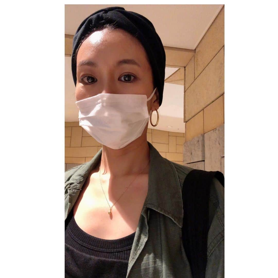 ナオさんのインスタグラム写真 - (ナオInstagram)「8月1日にオープンした@the_roppongi_clinic に 先日、一足お先にお邪魔してきました^ ^ ・ ・ 美容に興味のある年頃の私達は、先生に質問攻め😅 ・ このたるみは？とかシワはどうしたら？などなどの質問に、一つ一つ丁寧に答えてくれました😍 ・ この日は用があったので、施術は受けられなかったのですが、今日ハイフを受けてきました✨ ・ ・ ちょっと痛みはありますが、顔が上がると思ったら我慢できる！ 施術後鏡を見たら顔がすでに上がってました❤️嬉しい〜 ・ 施術をしてくれた看護師さんもあまりに綺麗だったので、また、色々と質問😅（先生も美人） みなさんも何かお悩みがあったら、相談してみると良いと思います😊 ・ @the_roppongi_clinic  #ザ六本木クリニック  #ダブロゴールドハイフ  #悩みが尽きない #お年頃 #顔が上がるとか #聞くと #反応してしまう😅」8月7日 23時20分 - nao_nao310