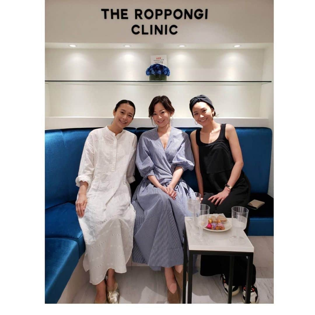 ナオさんのインスタグラム写真 - (ナオInstagram)「8月1日にオープンした@the_roppongi_clinic に 先日、一足お先にお邪魔してきました^ ^ ・ ・ 美容に興味のある年頃の私達は、先生に質問攻め😅 ・ このたるみは？とかシワはどうしたら？などなどの質問に、一つ一つ丁寧に答えてくれました😍 ・ この日は用があったので、施術は受けられなかったのですが、今日ハイフを受けてきました✨ ・ ・ ちょっと痛みはありますが、顔が上がると思ったら我慢できる！ 施術後鏡を見たら顔がすでに上がってました❤️嬉しい〜 ・ 施術をしてくれた看護師さんもあまりに綺麗だったので、また、色々と質問😅（先生も美人） みなさんも何かお悩みがあったら、相談してみると良いと思います😊 ・ @the_roppongi_clinic  #ザ六本木クリニック  #ダブロゴールドハイフ  #悩みが尽きない #お年頃 #顔が上がるとか #聞くと #反応してしまう😅」8月7日 23時20分 - nao_nao310