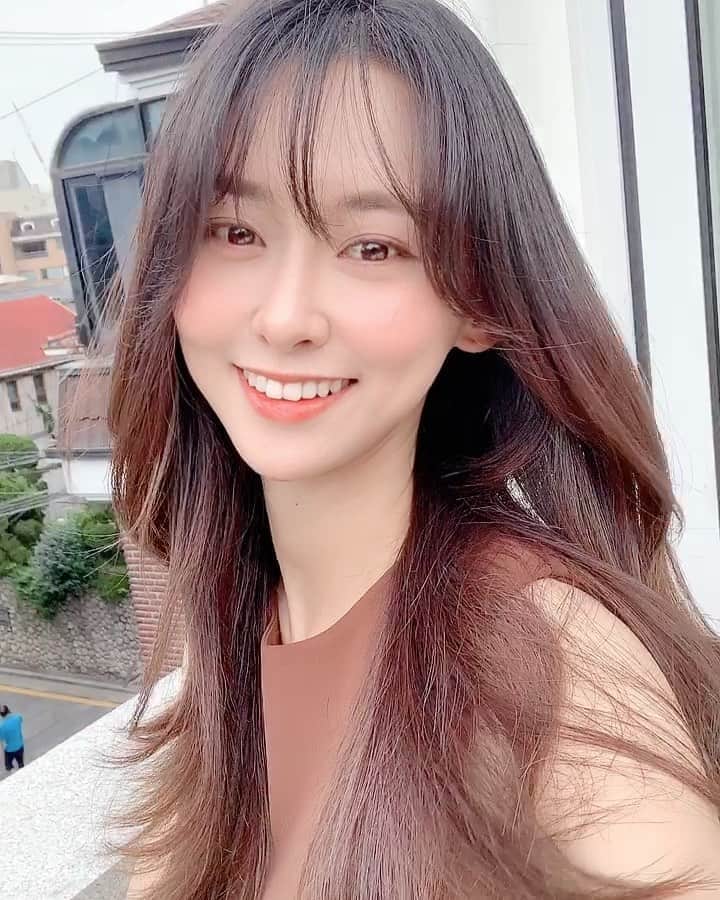のインスタグラム：「💇🏻‍♀️머리 자르고 새로 태어난 듀🧚🏻‍♀️ 그리고 9년만에 만든 앞머리. 변화주니까 너어어어무 좋다ㅠㅠㅜㅜㅜ 행복해! 새사람 만들어준 @my.o_ ❤️」