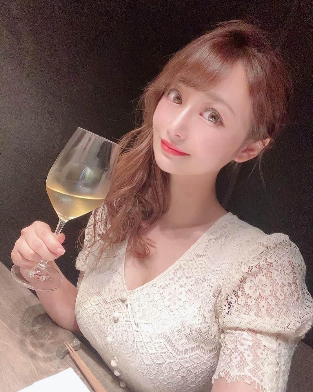 YU-RIさんのインスタグラム写真 - (YU-RIInstagram)「うしごろS♡ 普段ご飯の写真とか撮らないけど 店員さんがノリ良すぎて笑笑 写真タイム設けてくれてめっちゃ撮った♡笑笑 おいしかったしホスピタリティが 最高でしたー(o^^o)♡！ まいもありがとね🌹💓 ・ ・ ・ #うしごろS#銀座#厚切りタン #最高でした#焼肉#美味しかった #食べログ#食べログ4超え#華金 #トリュフ#キャビア#ヒレカツサンド  #シャトーブリアン#全部美味しい #グルメ会#週一でやりたい#🥰 #Kコース#20品#胃袋ブラックホール説 #ushigoros#ginza#銀座グルメ#グルメ #グルメ女子#グルメスタグラム#グルメ部」8月7日 23時25分 - yu_uri.12