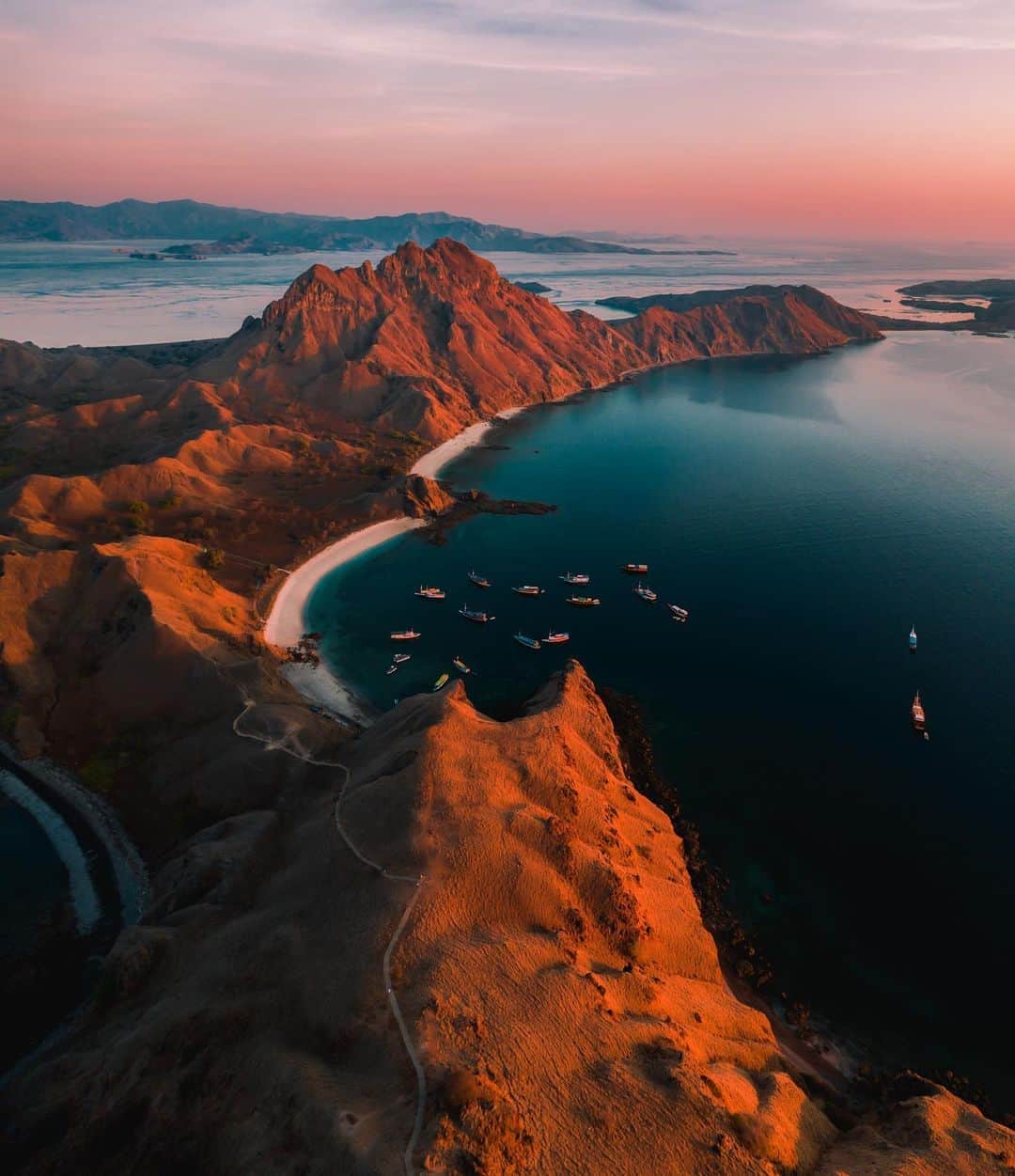 のインスタグラム：「Morning colors over Padar Island. One of my fav memory of last year workshop ✨」