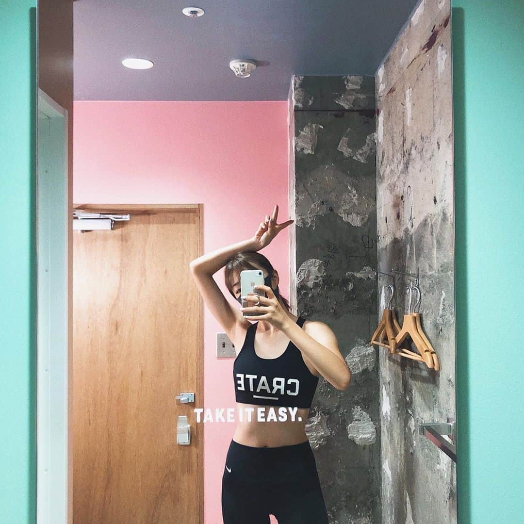 美舞さんのインスタグラム写真 - (美舞Instagram)「. . ちょっと恥ずかしくて書くの躊躇したんだけど、 バスト で悩む女性と共感したくて書くね📝 . 背中の肉に悩む人🙋‍♀️サイズに悩む人🙋‍♀️ 下垂に悩んでる人🙋‍♀️今すぐ行ってほしい😹💕 友達に勧めて今日感動の電話が来て、 みんなに伝えることを決意しました 。 自分のお肉ってこんなに動くんだ。って思うし こんなにフワフワになるんだって感動するし もちろん1回では定着しないけれど、 まずその感動を味わいに一度体験してほしい😹 自分の努力でどーもできないバストだからこそ、 人の力を借りてケアしたいな。と。 背中にお肉流れたまま筋トレすると、 そこにお肉が定着しちゃうし、 でも、流してトレーニングしたら、 お肉は逆流しにくくなるし 一石二鳥 🐓 また行きたいサロンです→ @wellbust_vanite 😭💕 . そして @crategym で、背中のトレーニングを 割としっかり目に始めました 🙄💕 目指せ、後ろ姿美人 ！！！！！ . #バストケア #バストマッサージ #天神エステ  #ジム #パーソナルトレー二ング #ボディーメイク #コンプレックスさらけ出してしまえ #わら」8月7日 23時36分 - mibuki__.39