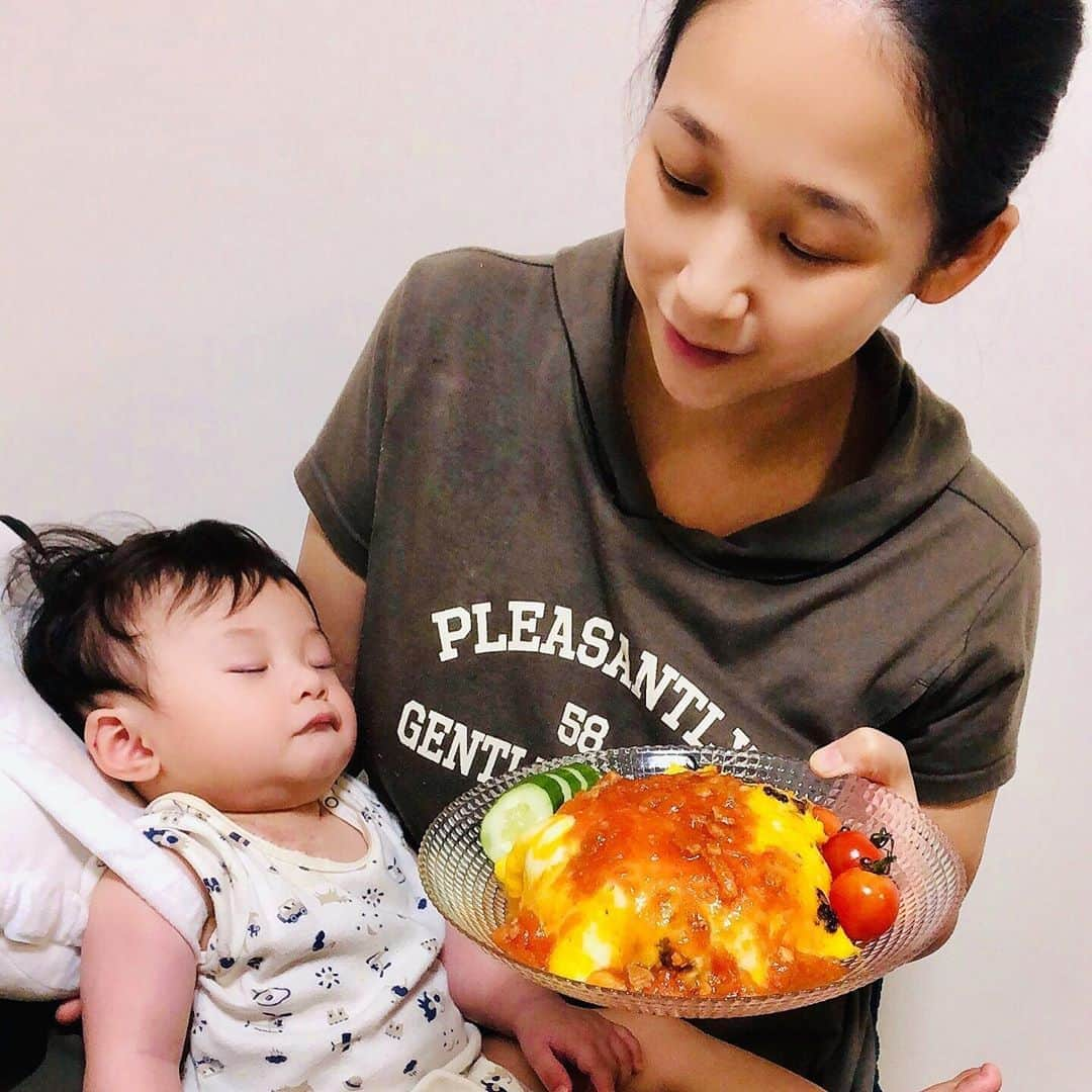 世手子さんのインスタグラム写真 - (世手子Instagram)「Omelette rice for dinner🍳 Egg fried for baby food🍼 My son fell asleep before dinner (OvO) Please wake up(つ∀Θ｡)ｷｬﾊｯ♪ Have a nice summer🌞🌴🌺✨ 今日は息子と #ディナータイム 🍴 #昭和初期 からの #伝統 #レシピ #岡山オムライスのタレ を使って #オムライス 作った(^｡^) 簡単！タレをご飯に混ぜるだけ！ 私は #アレンジレシピ で少しタレを残してオムライスにかけて本格的な感じになったょ(^^)v 濃厚ケチャップソースが美味しかった( ´ ▽ ` ) ご飯は #国産 #無添加  #出島トンボロ #腸活米 で #免疫力アップ で #オムライス作り にもぴったりだった(*^ω^*) キノコ混ぜた(°▽°) #菌活 にも良さそう✨ 我が子も #離乳食タイム だったんだけど寝ちゃったw 今夜の #離乳食メニュー は #オムレツ #七倍粥  トマト オクラ キャベツ にんじん #親子で楽しむ #おうちごはん ♪(´ε｀ ) 明日は何作ろうかなー？(〃ω〃) #こども腸活米 #離乳食中期  #オムライス部 #オムライス大好き  #腸活  #腸活ダイエット  #腸活レシピ  #腸活メニュー  #コエタス」8月7日 23時42分 - rojide