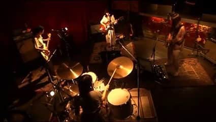 のインスタグラム：「Drop's生配信ライブ「LOVE ON AIR 2」、見てくださった方ありがとうございました❣️ 初めて、向かい合って演奏する形のライブでした。四人で演奏してる！ってびしびし感じました。。どきどき、楽しかった！  レッドクロス17周年、おめでとうございます🌹素敵な空間だなぁと改めて思いました。スタッフの皆さんのおかげで、気持ちよく演奏できました。 これからもっと、恩返ししていきたいな。ありがとうございます。 ・ アーカイブもまだ購入できますので、これは見てみてほしいです〜！  #drops_loveonair」