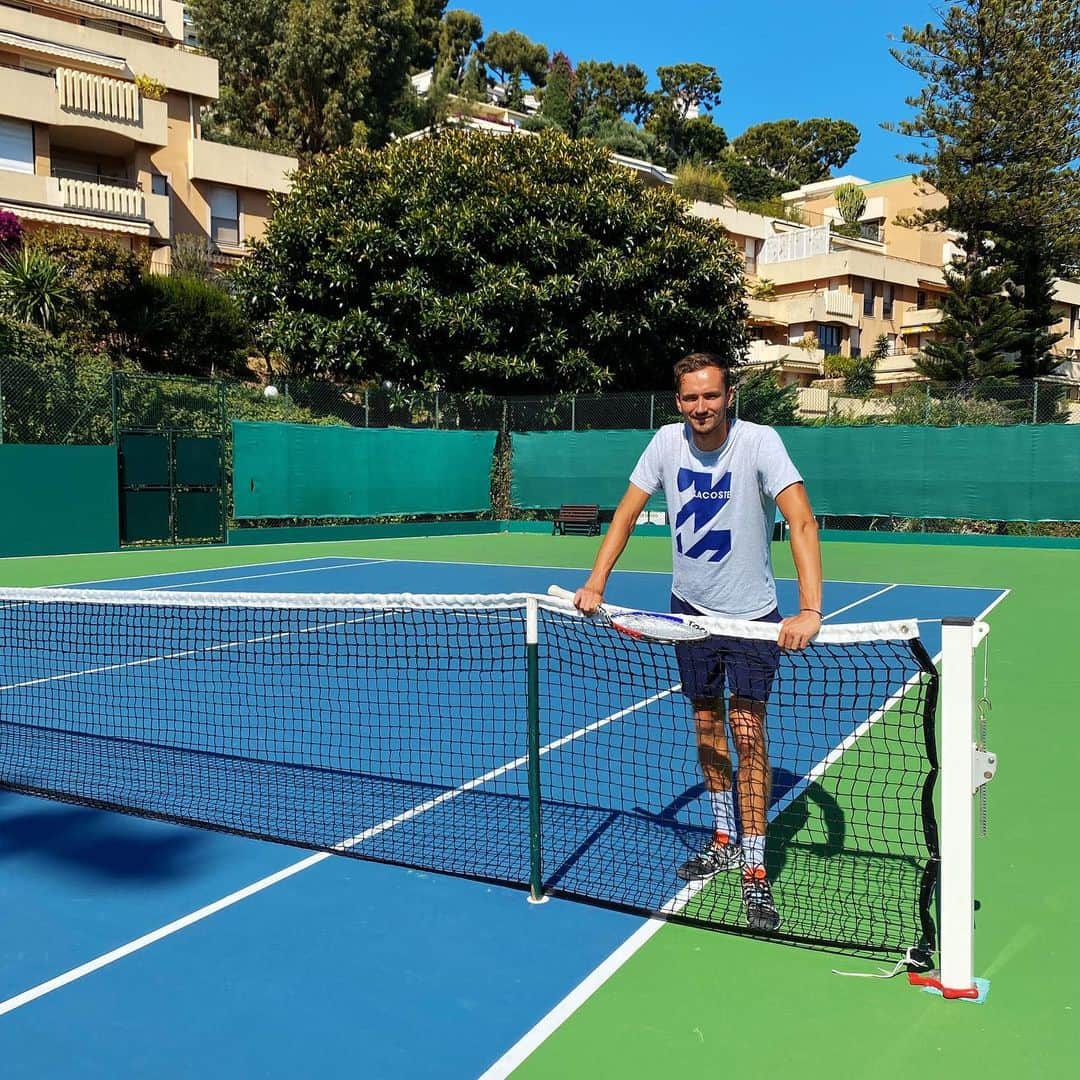 ダニール・メドベージェフのインスタグラム：「Before practice 🎾🌞// Перед тренировкой 🎾🌞 #friday #mood」