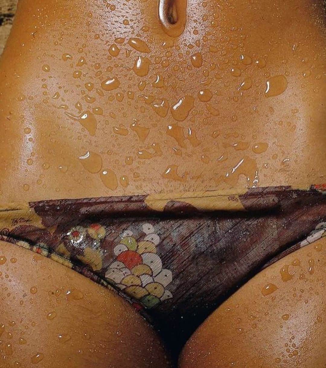 フラヴィア・ルチーニのインスタグラム：「Back in Puglia 💦 #harripeccinotti #70s #pirellicalendar #pirelli」