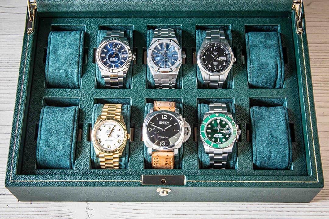 パネライのインスタグラム：「So my favorite watch and travel accessory brands @WOLF1834 just partnered up on this sick collaboration with @analogshift to bring you a new collection which pays homage to the highly desirable watch boxes from the the 50’s-70’s.  I had the luxury of testing out 2 of their signature pieces. The first one is an iconic “Coffin-Lid” style 10 watch case which was very popular in the 50’s and 60’s which is finished in Green with gold accent and trim.   The second which will definitely come in handy for any #Panerai or watch owner, is the velvet green strap changing tray.   What do you guys think? #WOLF1834 #PaneraiCentral」