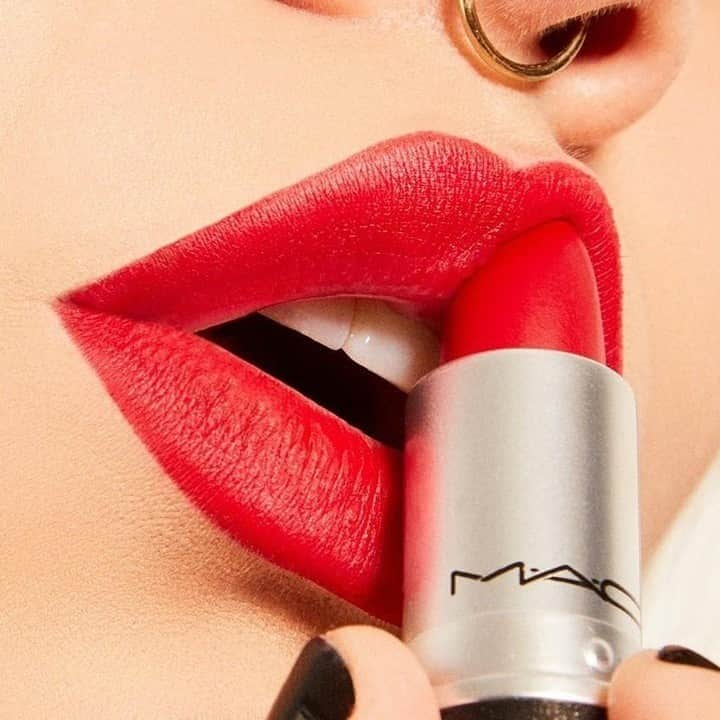 M·A·C Cosmetics BRさんのインスタグラム写真 - (M·A·C Cosmetics BRInstagram)「Nosso queridinho que combina com qualquer make. O Ruby Woo tem fórmula que oferece cor altamente pigmentada e acabamento retro matte, proporcionando lábios incríveis em todos os tons de pele.   Lembrou de alguém que ama nossos batons? Marque nos comentários.   Acesse a ferramenta Virtual-Try-On em maccosmetics.com.br e experimente nossos produtos em casa.   #Regram @maccosmetics_es #MACRubyWoo #MACBatom #RubyWoo #lipstick #batom #lábios #make #beauty」8月8日 0時05分 - maccosmeticsbrasil