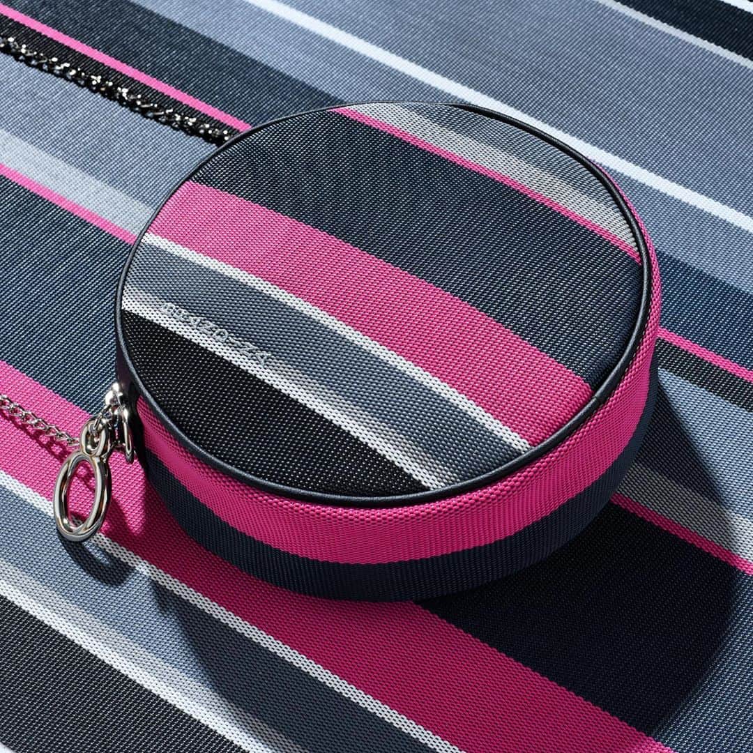 のインスタグラム：「Il nuovo colore Cala Jannita, elegante e colorato è perfetto per ogni tuo outfit. ❤️  Scoprilo nel modello Indian, clicca nella foto. 🔝  #brandinatheoriginal #italianbags #baglover #bagaddict」