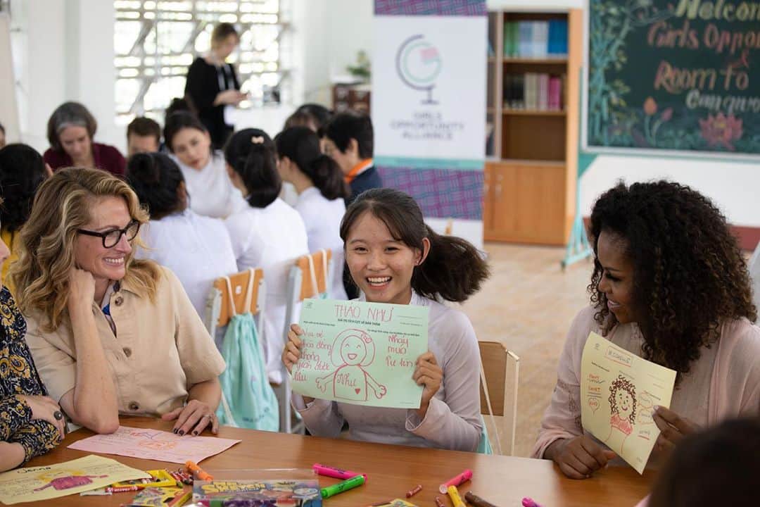 ジュリア・ロバーツのインスタグラム：「We can’t let these girls be left behind. Read about how we can all support them in a new op-ed by @MichelleObama and @MelindaFrenchGates at the link in my bio. Then take action with the @GirlsOpportunityAlliance today at gofundme.com/girlsopportunityalliance to ensure that girls can continue to pursue their education and their dreams—because when girls get the education they deserve, our whole world benefits.」