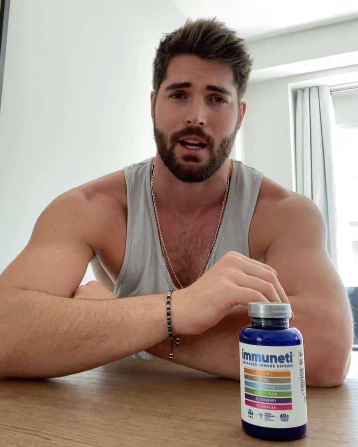 ニック・ベイトマンのインスタグラム：「FREE BOTTLE GIVEAWAY 🔥  There is a limited number of bottles, so grab one quickIy ⚡️ All you have to do is visit the LINK in my BIO to get your free IMMUNETI ✅ a daily 6-in-1 comprehensive support formula that combines 6 key ingredients to a healthy immune system. helps with weight management, skin health and heart health all In one bottle of @immunetihealth」