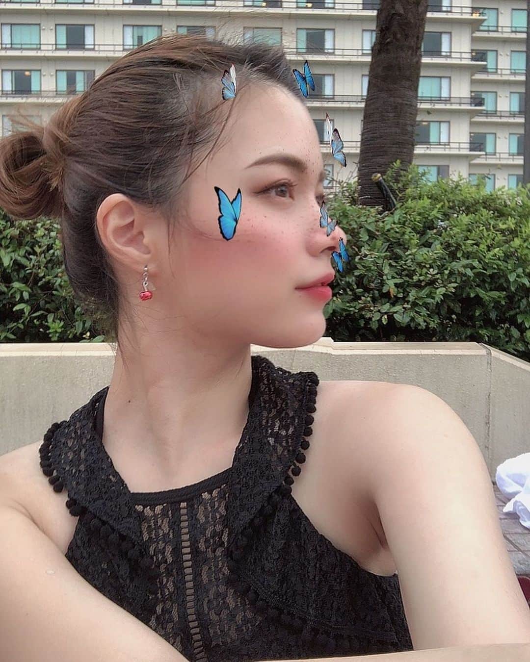Laraのインスタグラム：「👙 . 蝶々フィルター盛れてる?🦋💘✨haha おなかへこますの忘れたっ🐳！ そういう時もあるよね~🍒  #時差スタグラム #盛れるとは」