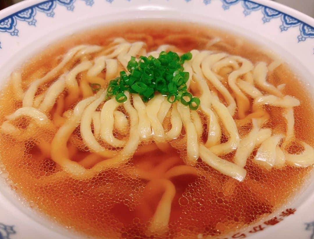 休日課長さんのインスタグラム写真 - (休日課長Instagram)「よく分からないうまそうなスープができたのでラーメン作ってみた。なかなかうまいラーメンができた。 太麺しかなかったんだけど細麺で食べたかった。」8月8日 0時08分 - kyujitsu_kacho