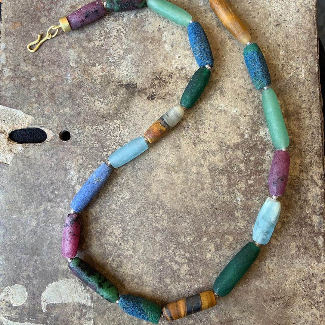 ブルックグレグソンさんのインスタグラム写真 - (ブルックグレグソンInstagram)「The raw beauty of honed gemstone beads showing off inner and outer beauty. 💎🌈💕✨#flightsoffancycollection #18kgold #uniquegems #ruby #malachiteazurite #aquamarine #chalcedony #lapis #sunstone #rubyonzoisote #serpentine #ponoopal #jasper #rhodochrosite #rosequartz #greenaventurine #amethyst #tigereye」8月8日 0時10分 - brookegregson