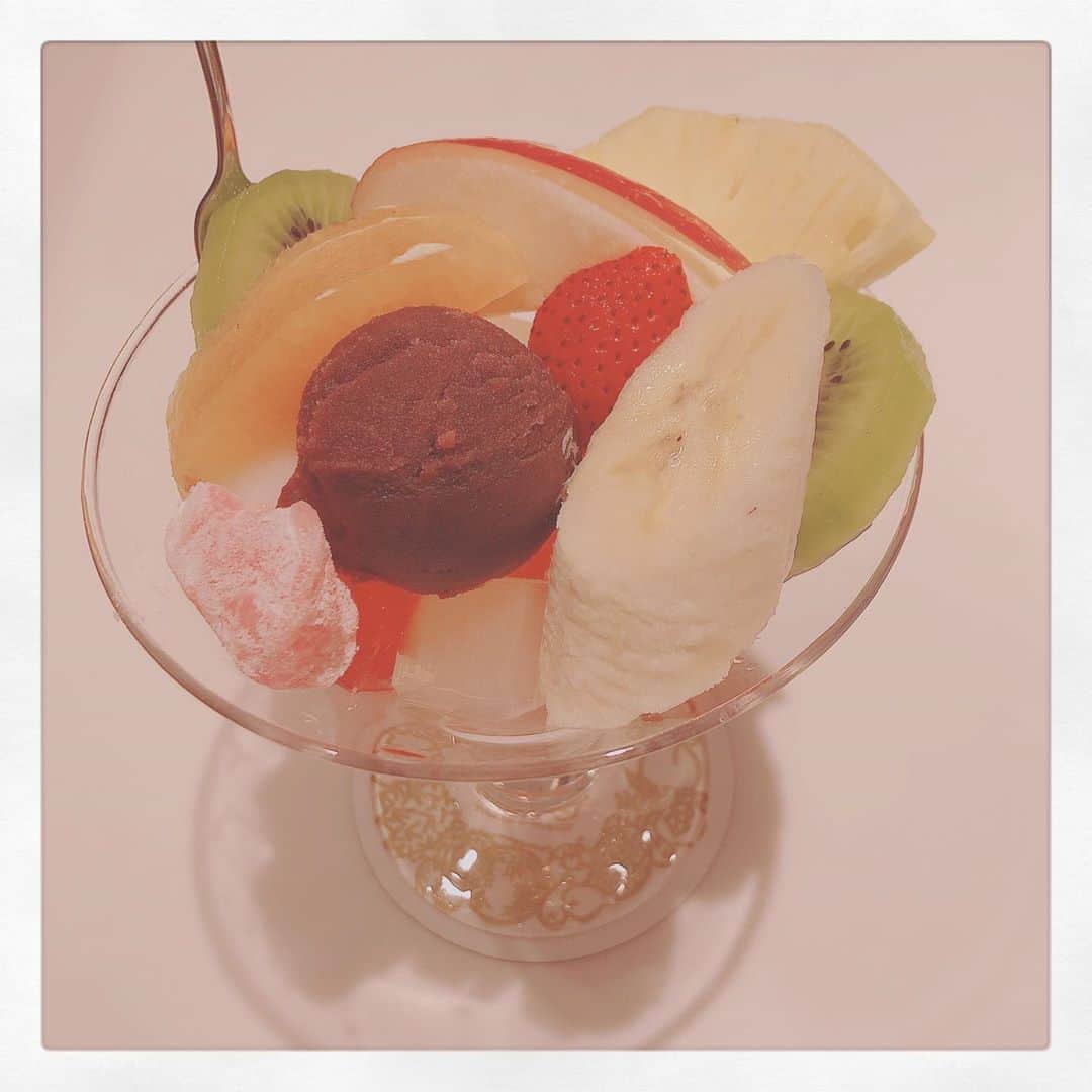 青葉ひなりさんのインスタグラム写真 - (青葉ひなりInstagram)「仕事の合間に1人でフルーツあんみつ食べに行ったよ〜🍒  ちなみにあんみつの蜜かけわすれた。  #西村フルーツパーラー #フルーツパフェ #フルーツあんみつ #渋谷スイーツ」8月8日 0時24分 - hinari_festive